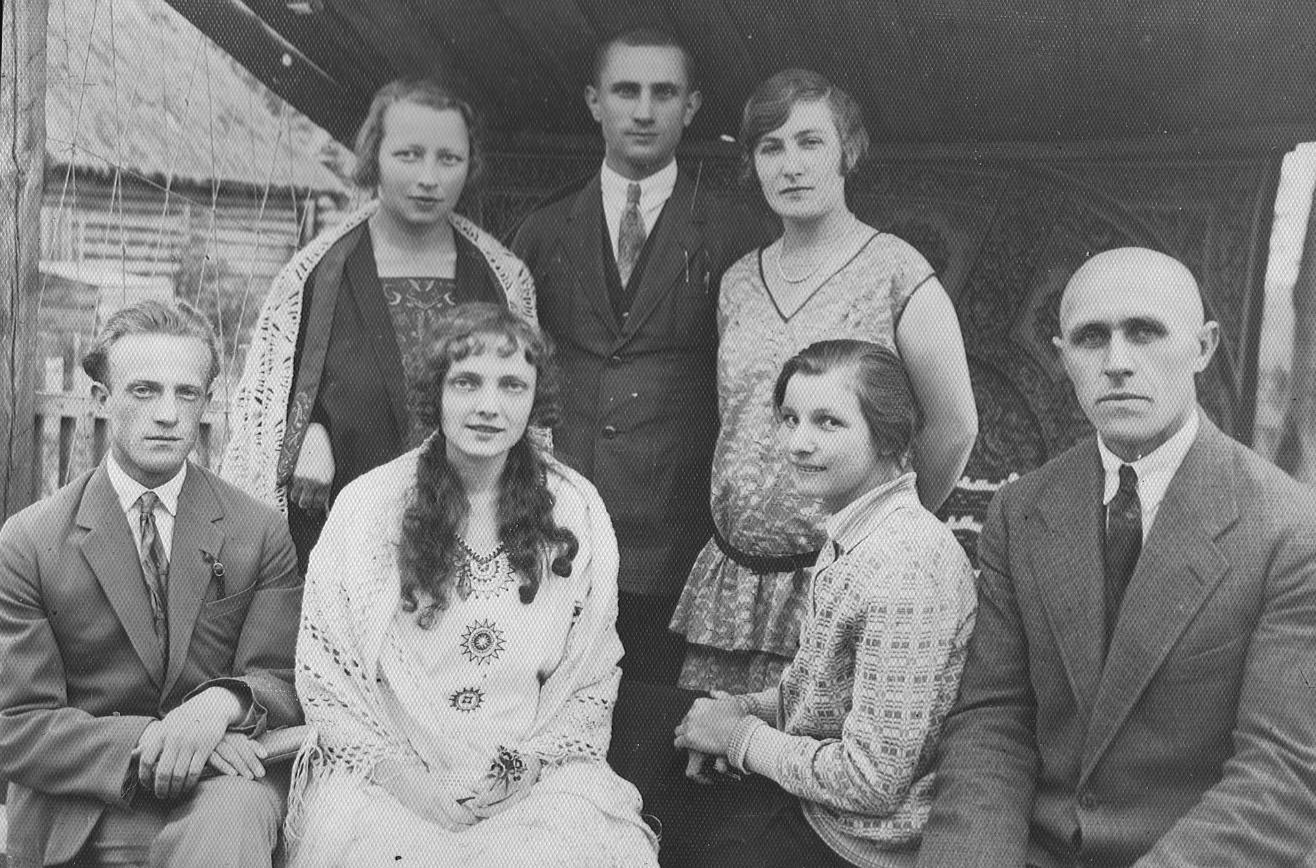 Lata 30. XX wieku | Nauczyciele Publicznej Szkoły Powszechnej w Zabłudowie - od lewej u góry: Leokadia Glinka z d. Lewkowicz, Roman Glinka - kierownik szkoły, p. Przygoda (żona weterynarza, naczelnika poczty) - od lewej u dołu: Piotr Komar, Elżbieta Polkowska, Maria Kudelska, p. Kamiński | z arch. Teresy Grzeszak