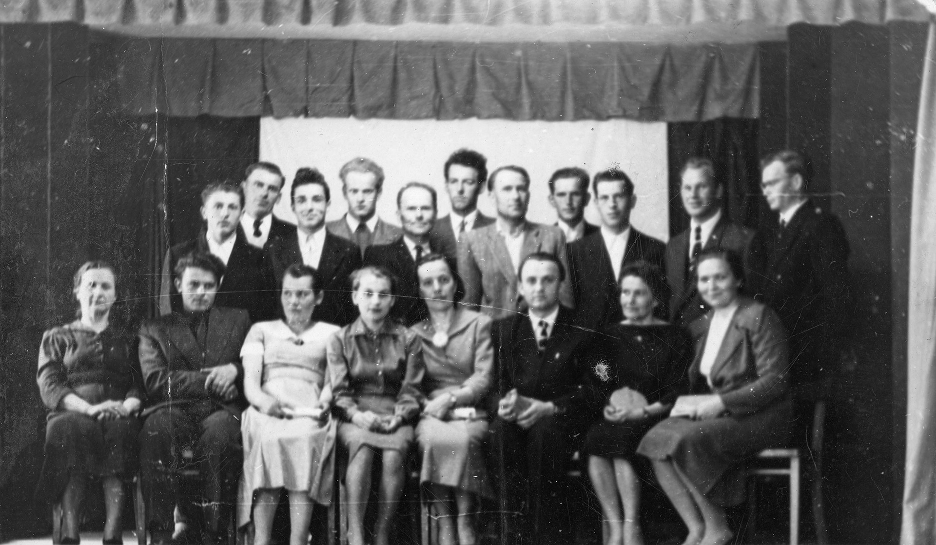 Lata 50. XX wieku | "Szkoła wieczorowa" - grono nauczycieli i pracowników szkoły uzupełniających wykształcenie - górny rząd od lewej, x, x, Wincenty Kasperowicz, Romuald Aleksiuk, x, Stanisław Szklarewicz, x, x, x, x, Stefan Sacharewicz / dolny rząd od lewej: Jadwiga Polikarp, Tadeusz Biskup, Stanisława Samsonowicz, x, x, Jan Kupraszewicz, Waleria Szyłkiewicz, Maria Gołubowska | z arch. Marcina Ciuchnieckiego