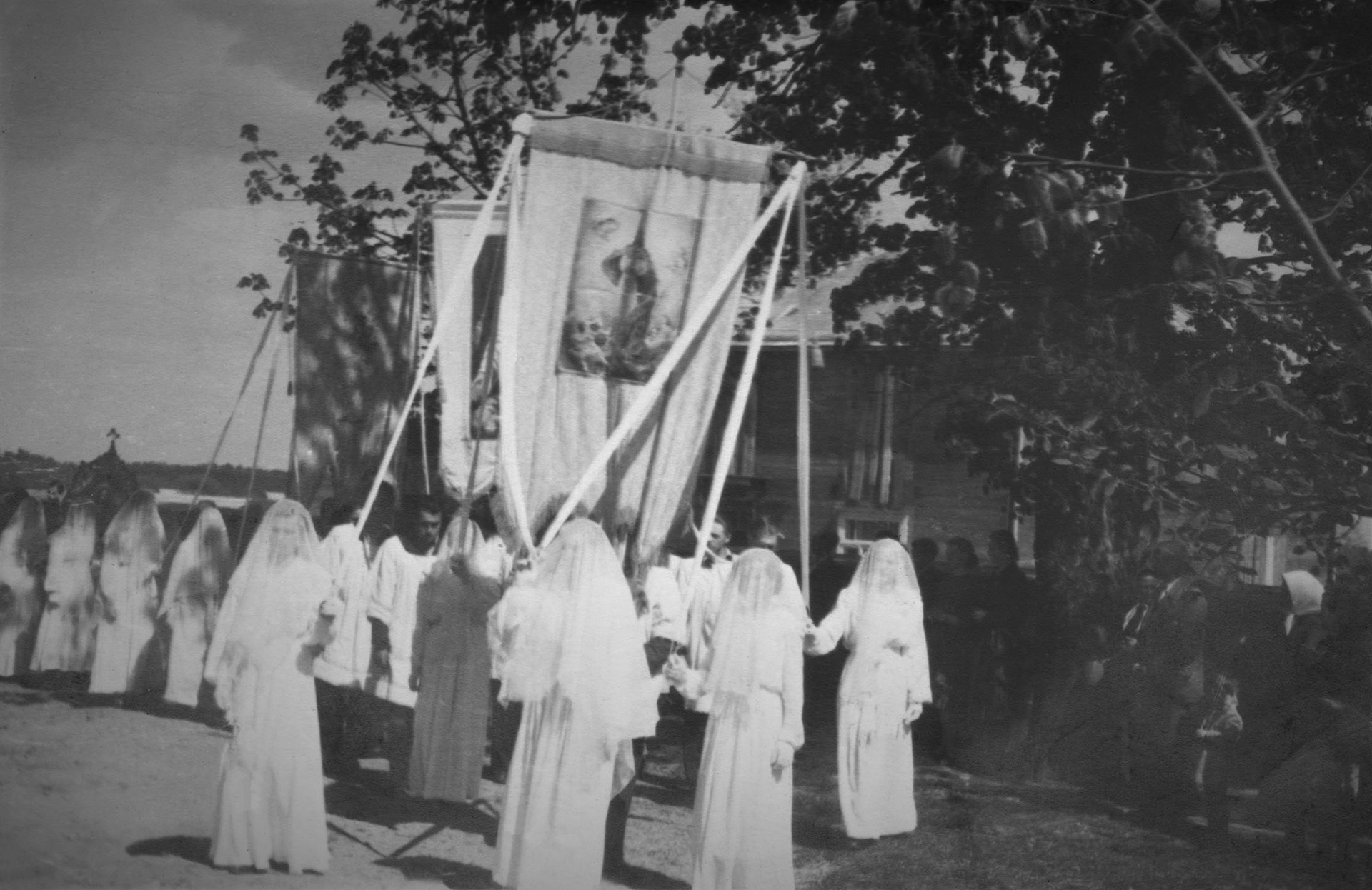 Lata 50. XX wieku | Procesja wokół kościoła | z arch. Macieja Roguckiego