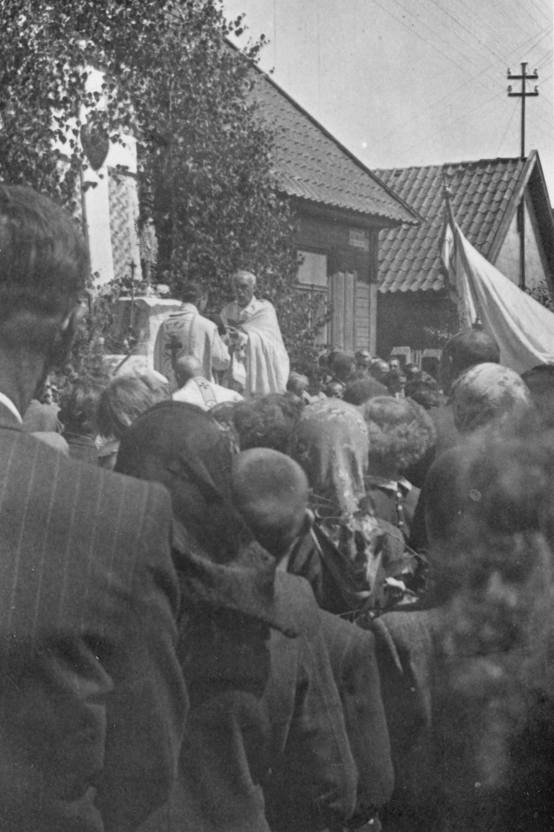 Lata 50. XX wieku | Zabłudów, ul. Szewska (obecnie I Dywizji Wojska Polskiego) - ks. Jan Skarzyński przy ołtarzyku | z arch. Doroty Winnickiej