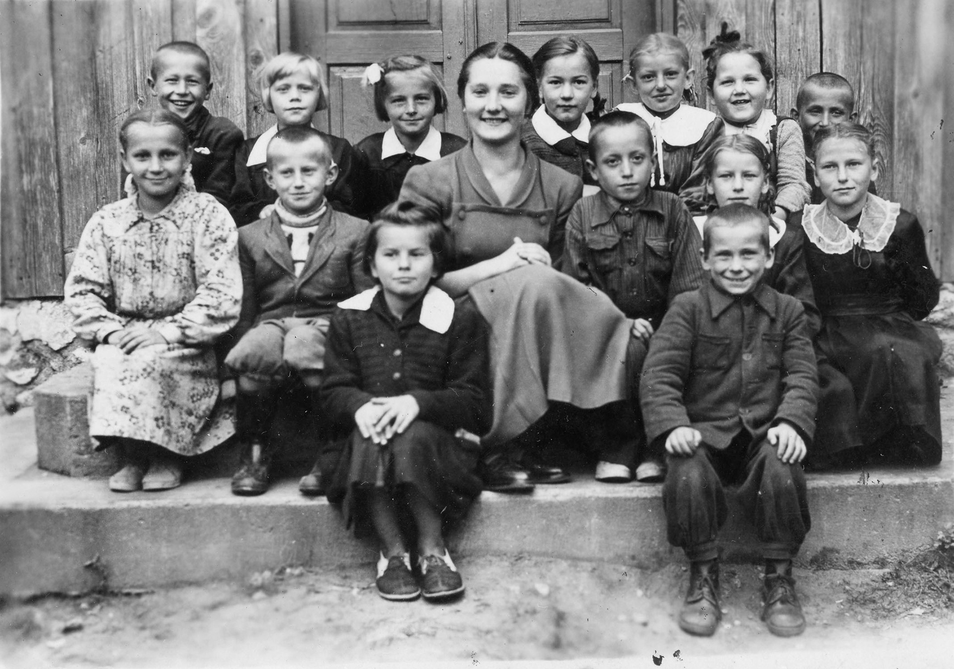 1956 | Klasa II Szkoły Podstawowej w Folwarkach Wielkich z wychowawczyni Krystyną Lulewicz z d. Żyłkowską - 2. od prawej u góry Ewa Barbara Sacharewicz z d. Gutowska | z arch. Ewy Barbary Sacharewicz