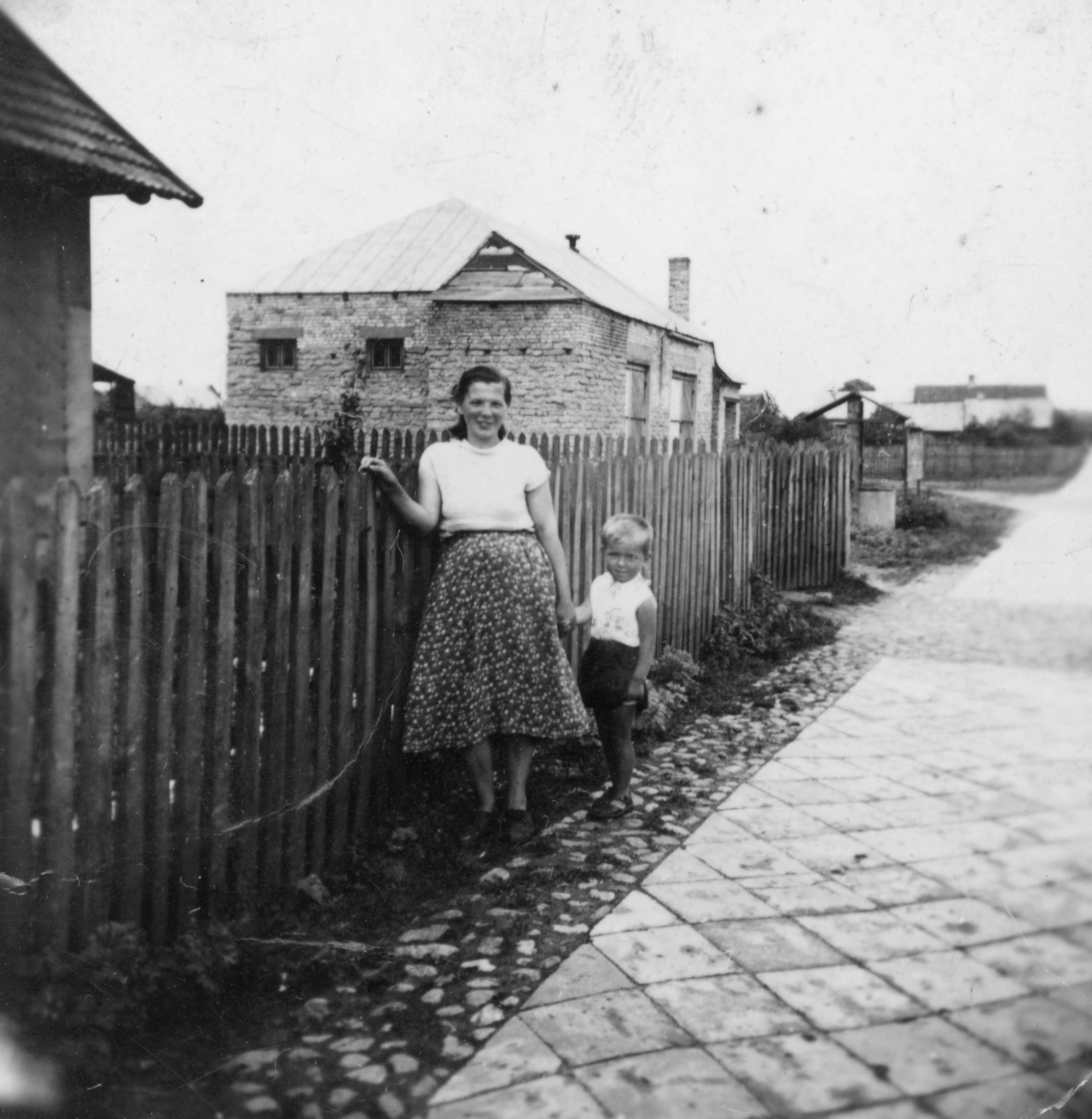 Lata 50. XX wieku  |  W tle budynek Ochotniczej Straży Pożarnej w Zabłudowie przy ul. Białostockiej 15  |  z arch. Anny Zdanowicz