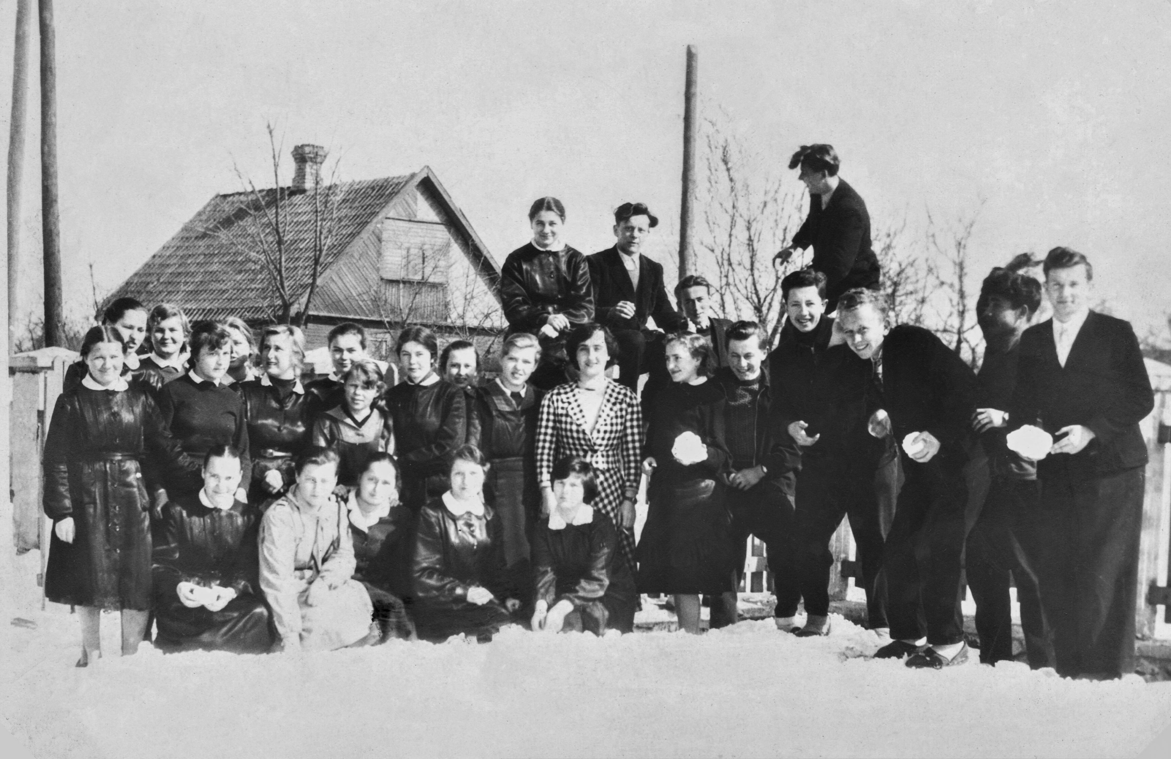 1955.02 | Zdjęcie klasowe - w środku z kulą śnieżną Anna Rogucka - w tle dom rodzinny Samsonowiczów przy ul. Adama Mickiewicza | z arch. Macieja Roguckiego