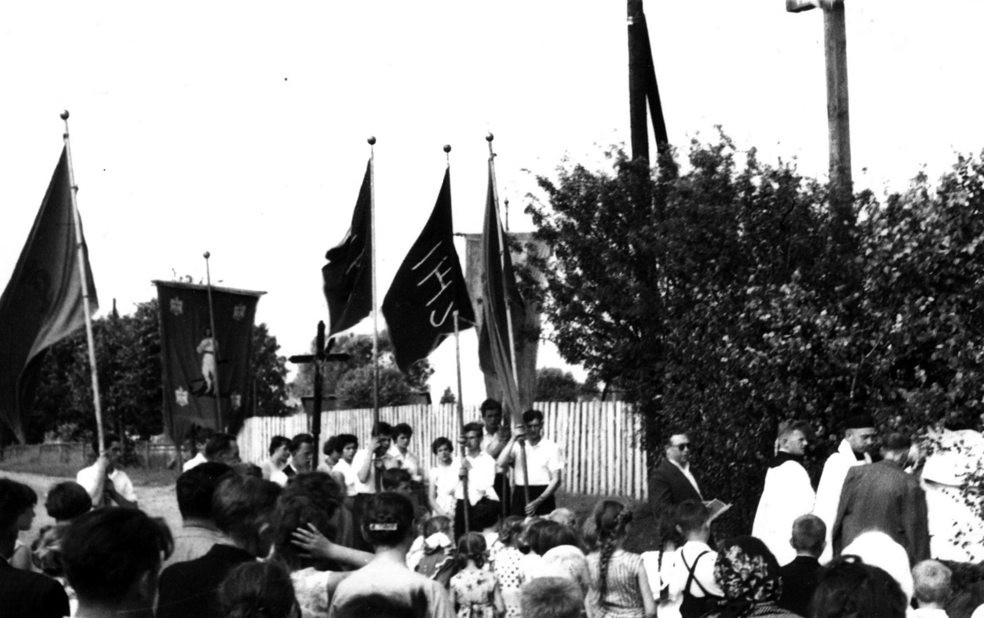 Lata 50. XX wieku (II poł.) | Procesja w Kamionce - po prawej ks. Konstanty Andrzejewicz i ks. Adam Niewiarowski | z arch. Edwarda Nosorowskiego