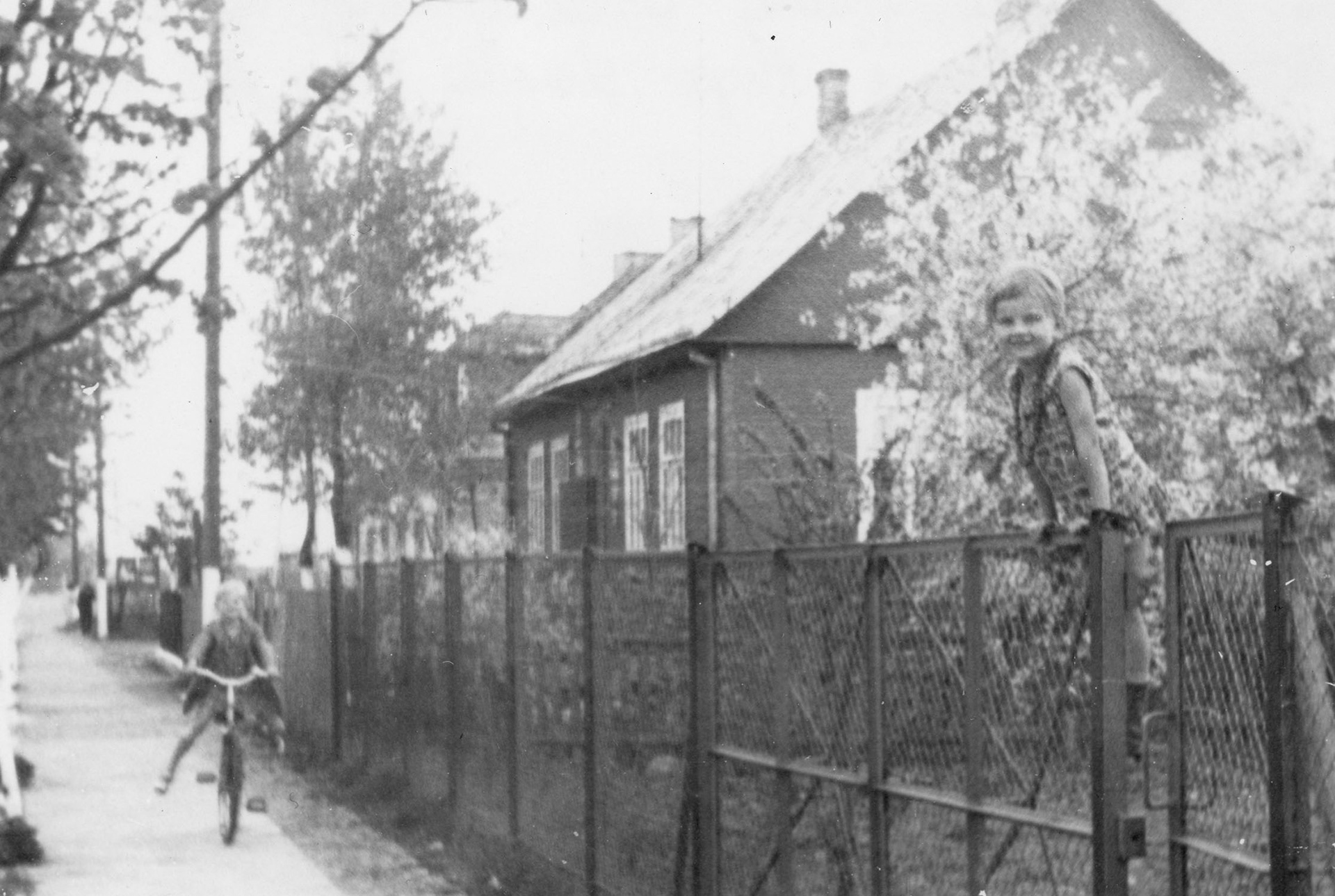 ok. 1965 | ul. Białostocka - widok na budynek Gromadzkiej Rady Narodowej w Zabłudowie | z arch. Tadeusza Stelmacha