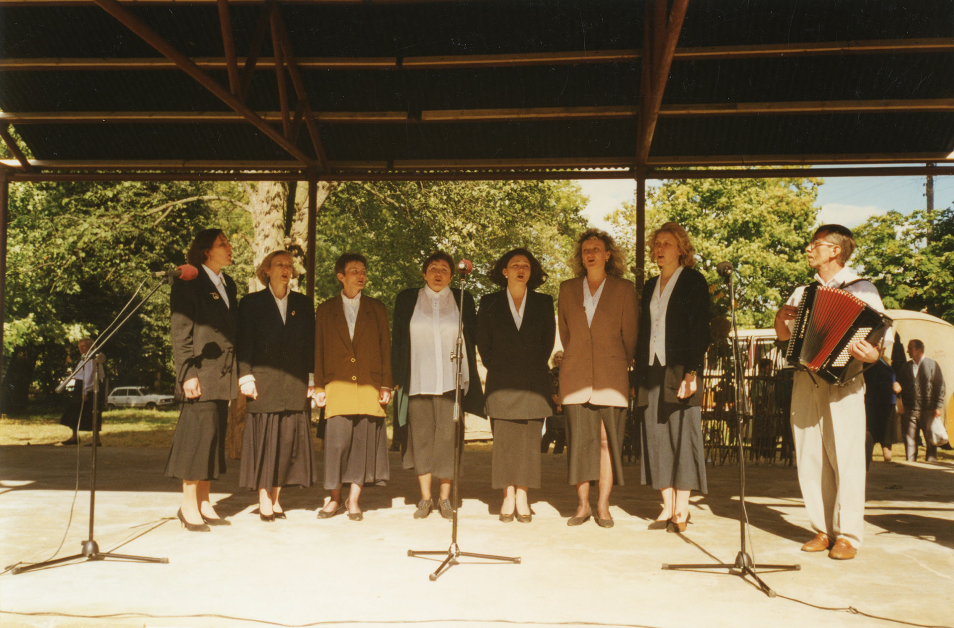 1997.09.14 | Dożynki '97 - zespół wokalny z Halickich - od lewej: Cecylia Halicka, Anna Toczko, Anna Kiełczewska, Ewa Pasierowska, Anna Dakowicz, Urszula Kuklińska, Marzena Czajkowska, Franciszek Snarski (instruktor) | z arch. MOAK