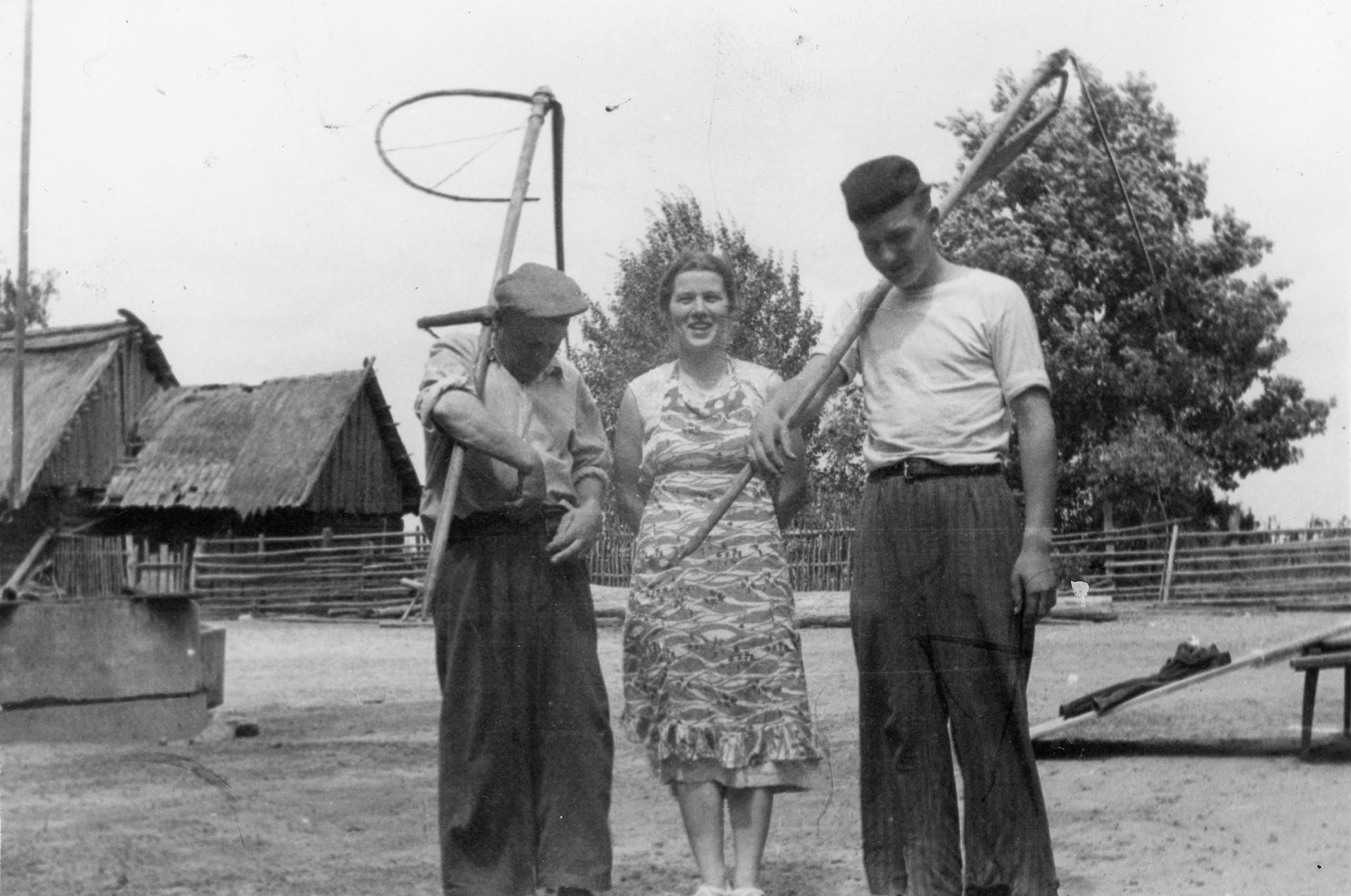 Od lewej: ... Jemieljaniuk, Anna Kulikowska z d. Oklenowicz, Konstanty Oklenowicz | z arch. Barbary Kulikowskiej
