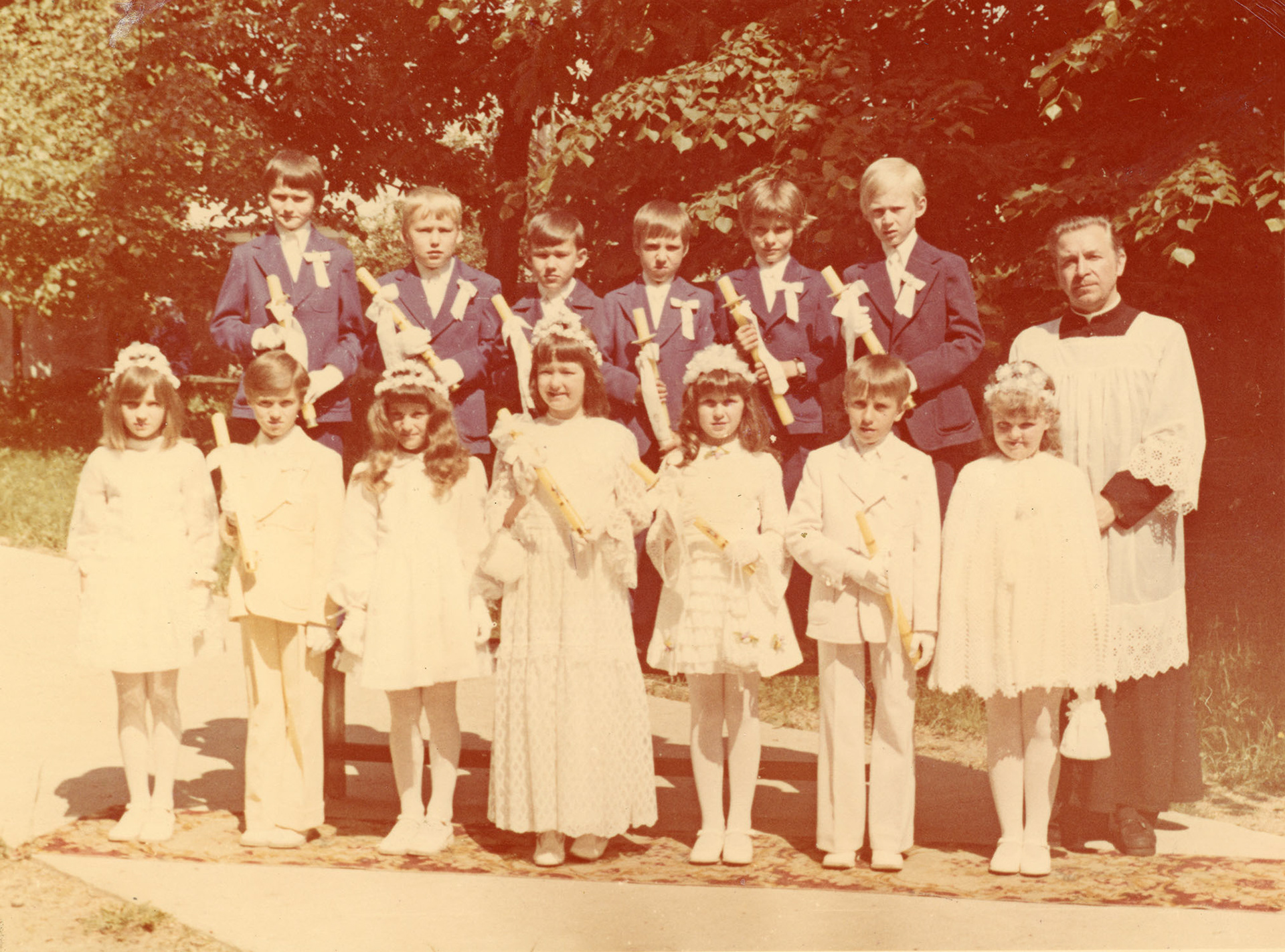 1977.05.15 | Pierwsza Komunia Święta w Zabłudowie - po prawej ks. Michał Ozdowski - 1. od prawej u dołu Małgorzata Kasperowicz, 5. Agnieszka Dudzińska | z arch. Małgorzaty Kasperowicz