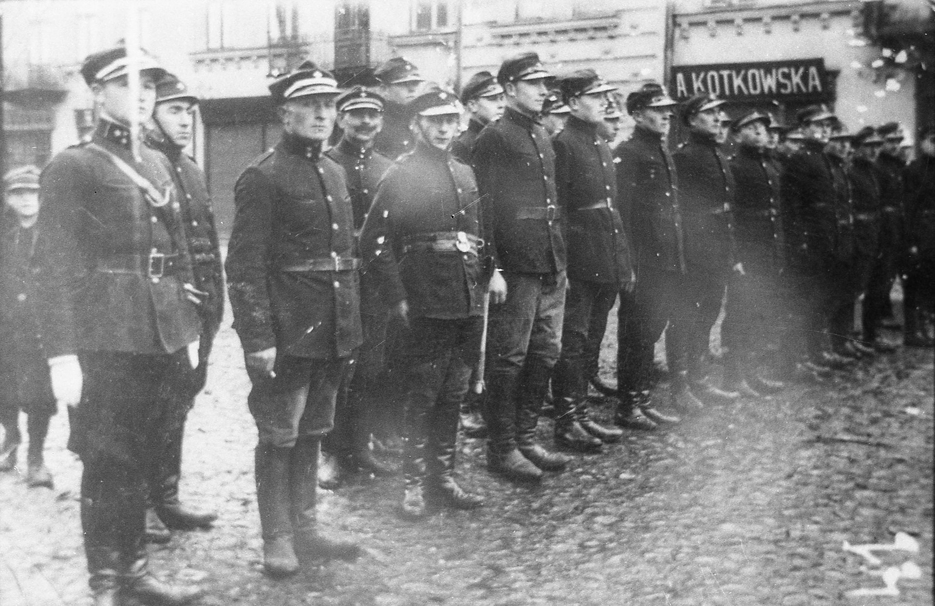 1928 | Zabłudowscy strażacy na Rynku Kościuszki w Białymstoku - przy budynku nr 3 w którym mieściła się m.in. firma A. Kotkowska - konfekcja damska | z arch. MOAK