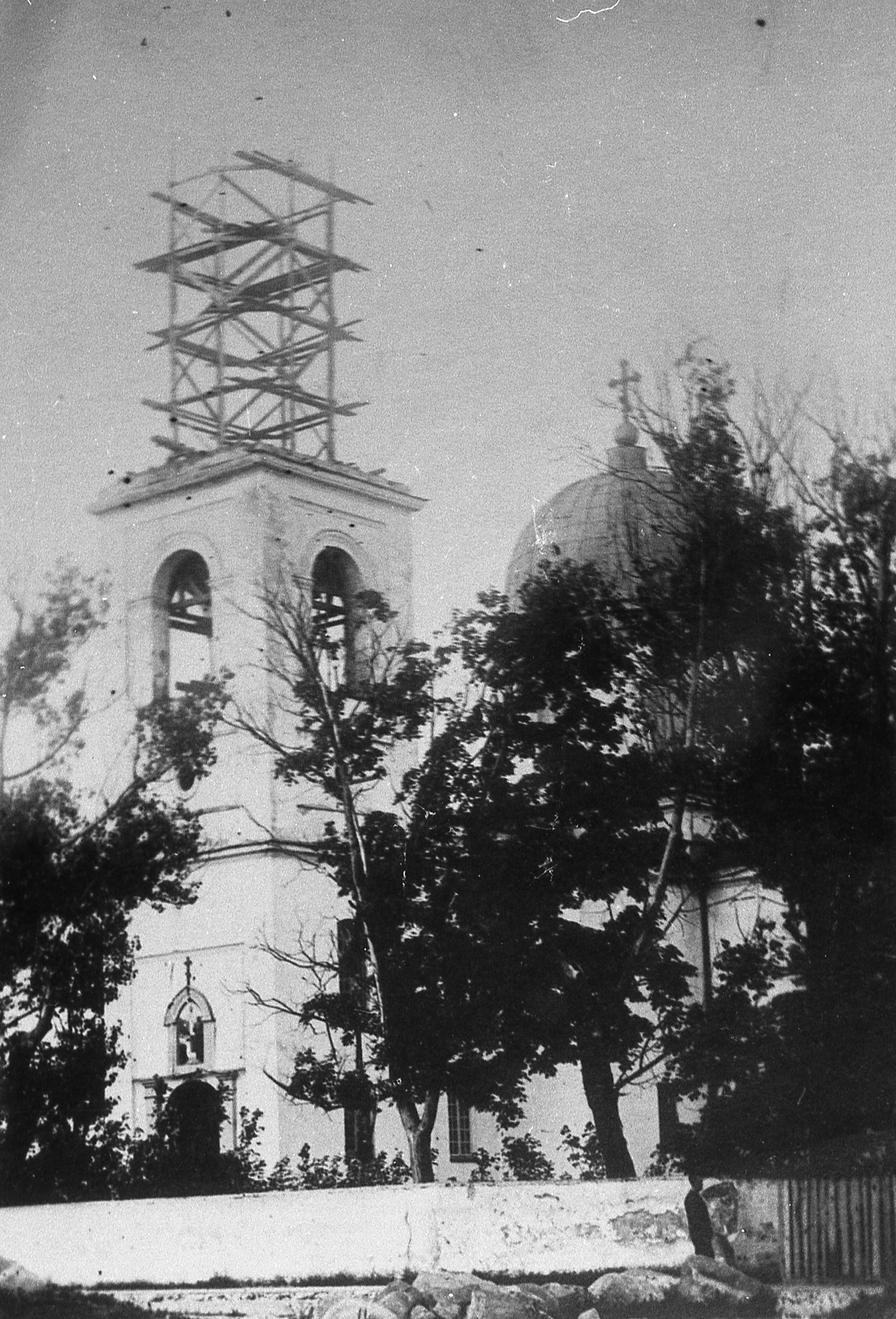 Lata 40. XX wieku (I poł.) | Cerkiew pw. Zaśnięcia Najświętszej Marii Panny w Zabłudowie ze zniszczoną wieżą - widok od ul. Bielskiej | z arch. MOAK