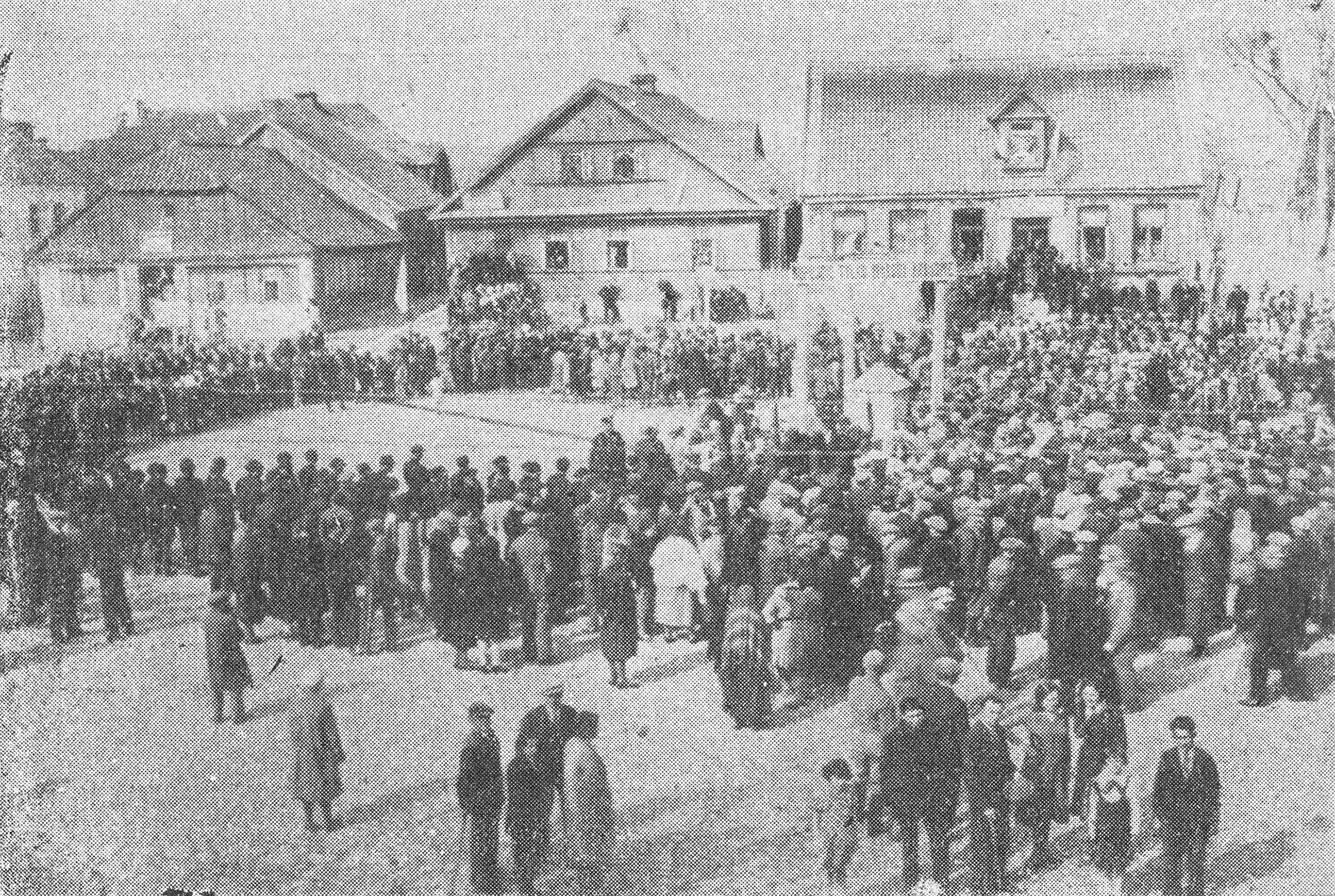 plac Ignacego Mościckiego - obecnie ul. Rynek - po prawej Magistrat Miasta Zabłudowa | fotografia pochodzi z publikacji Zabludowo yizkor-book wydanej w 1961 roku