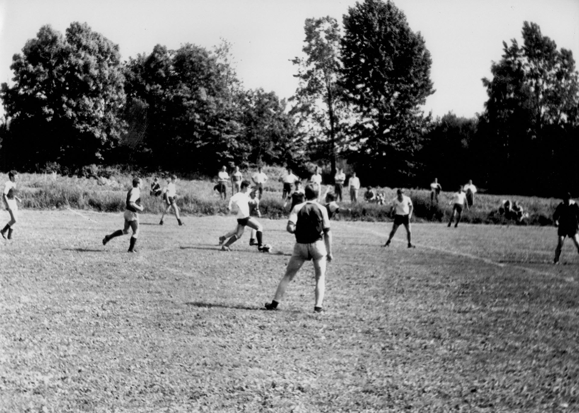 Lata 80. XX wieku | Drużyna seniorów Klubu Sportowego "RUDNIA" Zabłudów w zmaganiach ligowych - boisko przy ul. Adama Mickiewicza (Park Dworski) | z arch. Andrzeja Kalinowskiego