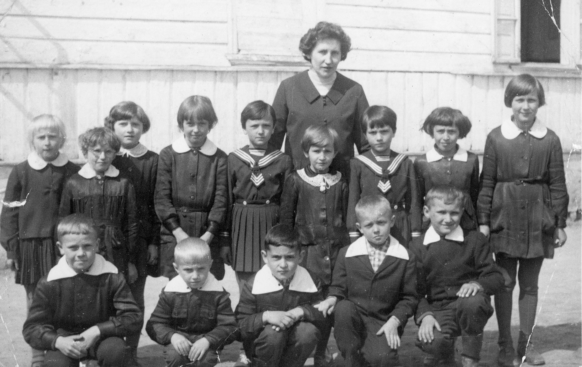 1968 | Klasa II Szkoły Podstawowej w Folwarkach Wielkich z nauczycielką Marią Wernio - 3. od lewej Barbara Orłowska z d. Korolczuk | z arch. Barbary Orłowskiej