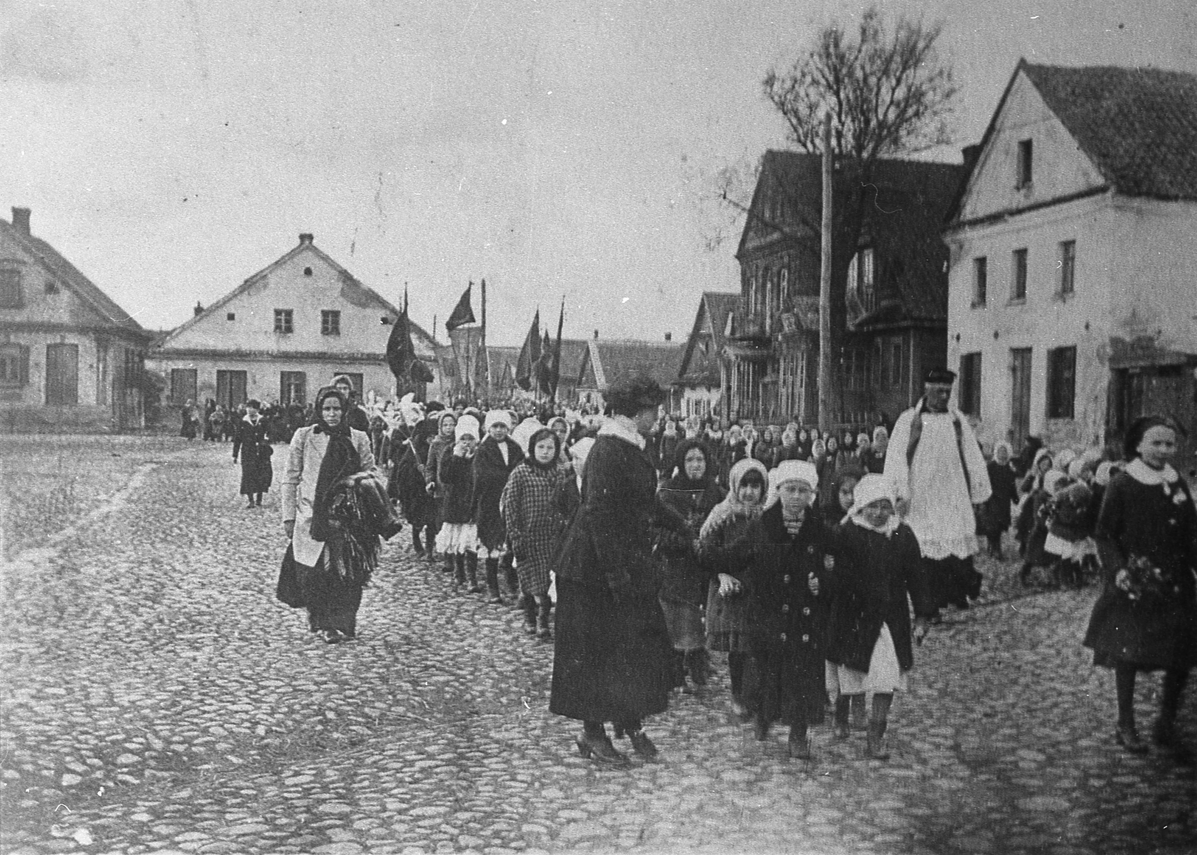 IX.1905 | Procesja dziękczynna po wydaniu ukazu carskiego z 30 kwietniu 1905 roku o wolności religijnej - ul. Rynek, widok w stronę ul. Białostockiej (proboszczem w latach 1899-1911 był ks. Marcin Puzyrewski) | z arch. MOAK