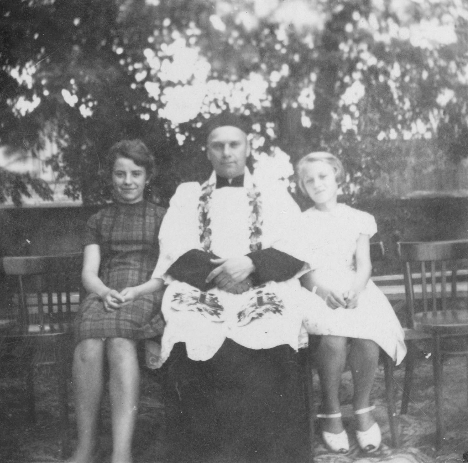 1961.06 | ks. Antoni Kruk - wikariusz zabłudowski w latach 1960-1970 - po lewej Romualda Szelengowicz, po prawej Janina Suchowierska z d. Niewiarowska | z arch. Janiny Suchowierskiej
