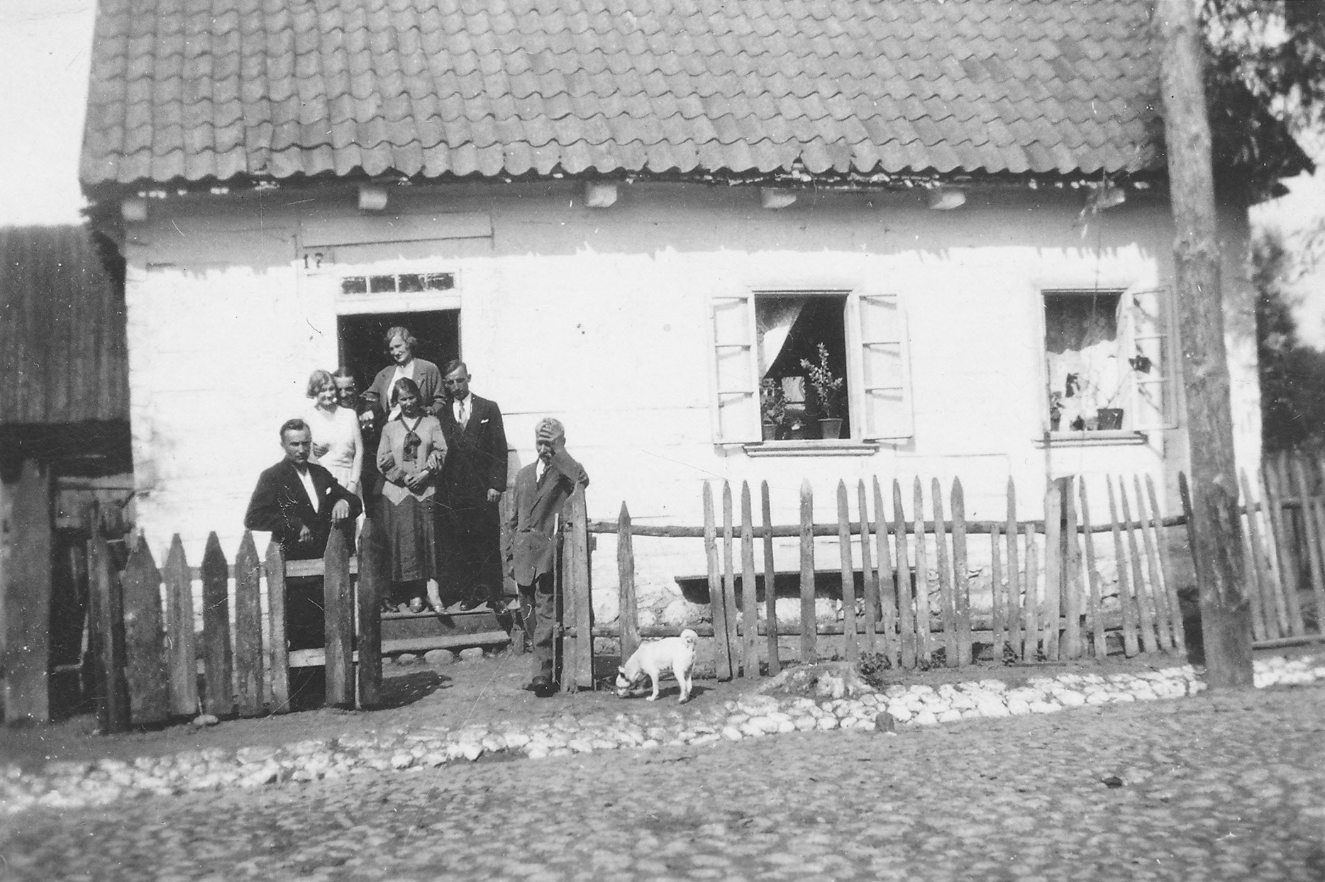 1927 | Dom przy ul. Grodzieńskiej 17 obecnie ul. Grzegorza Chodkiewicza - 1. z prawej Józef Lewkowicz, w środku na schodku Bronisława Święcicka z d. Lewkowicz | z arch. Grażyny Zakrzewskiej-Dąb