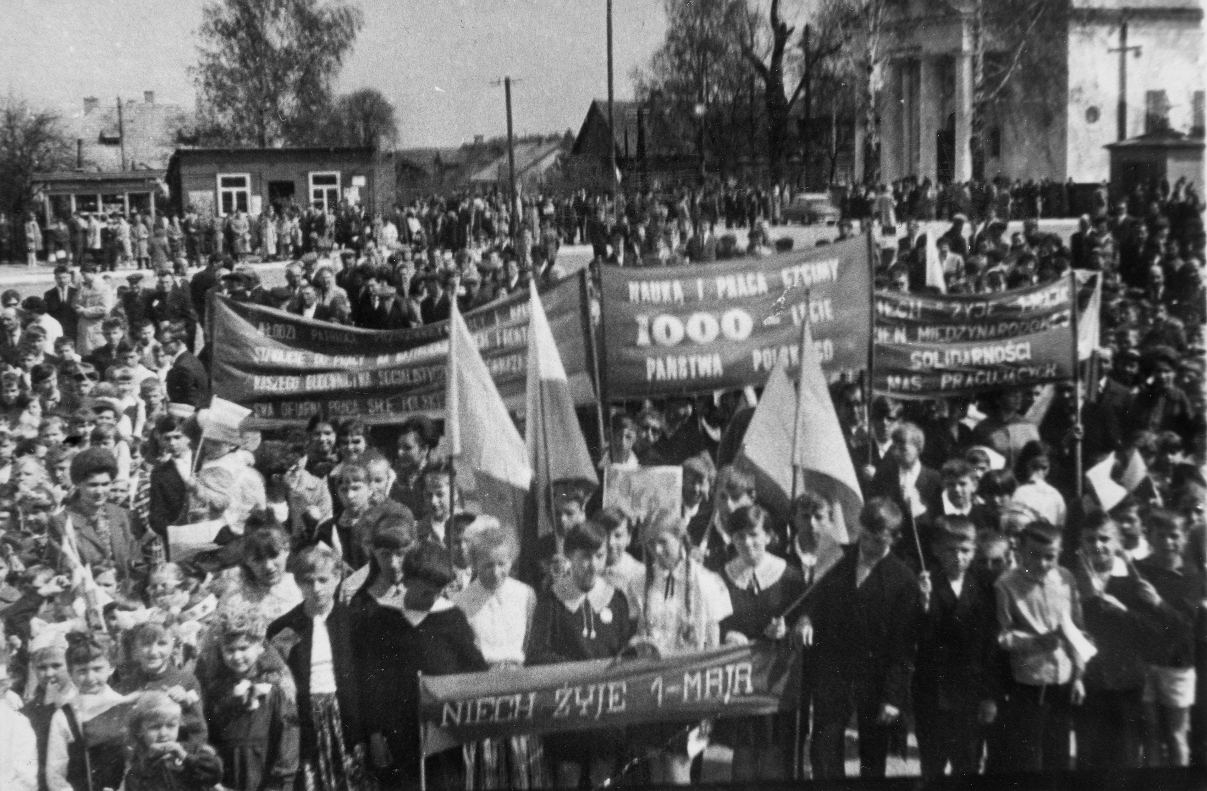 1966.05.01  |  Wiec w Zabłudowie z okazji Dnia Międzynarodowego Święta Klasy Robotniczej - ul. Rynek  |  z arch. Zespołu Szkolno-Przedszkolnego w Zabłudowie