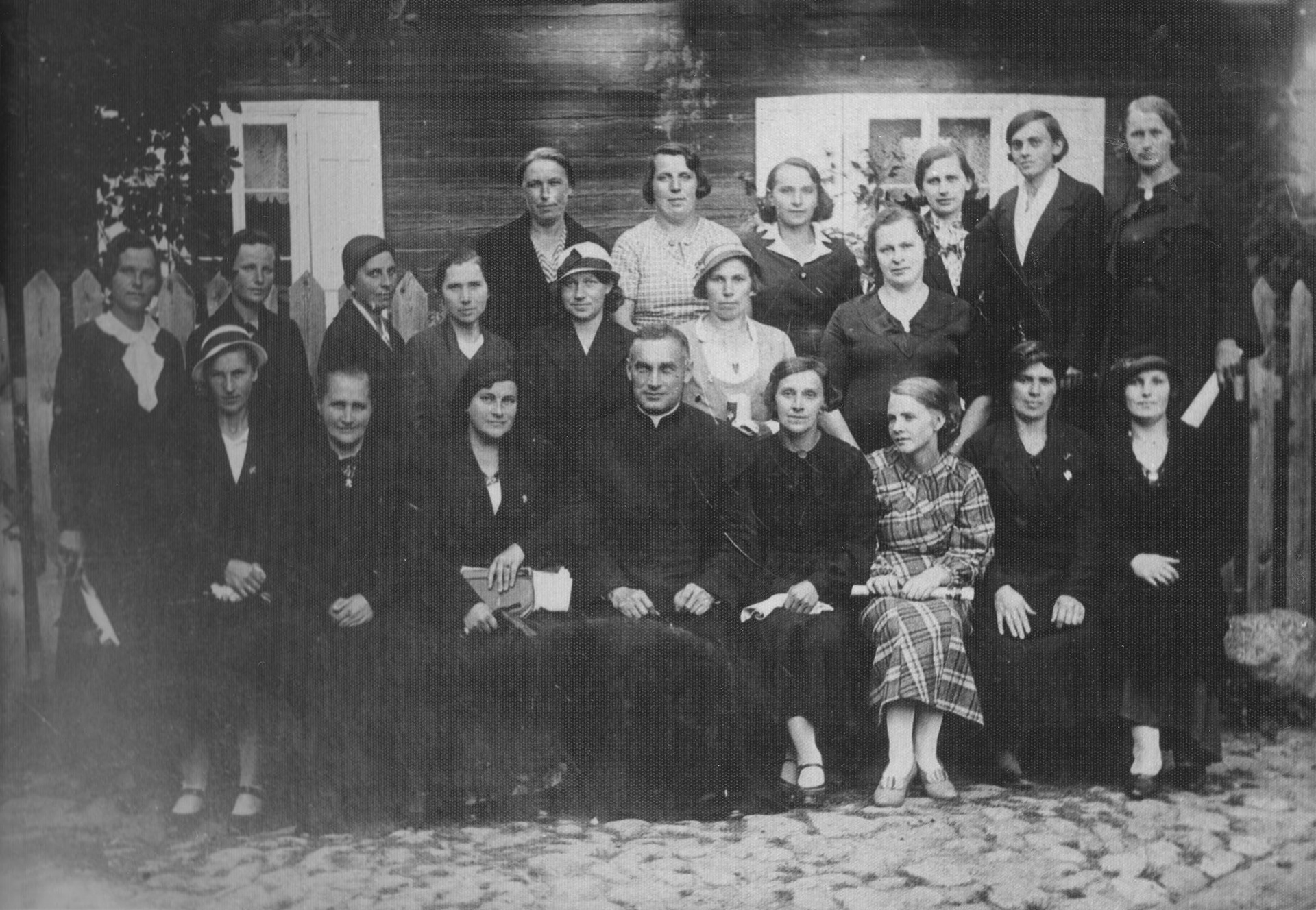1936 | Stowarzyszenie Katolickie Żeńskie działające przy parafii w Zabłudowie, założycielem był ks. Witold Kuźmicki (proboszcz w latach 1927-1936) - w trzecim rzędzie u góry druga od lewej Irena Mioduszewska | z arch. Zofii Polikarp