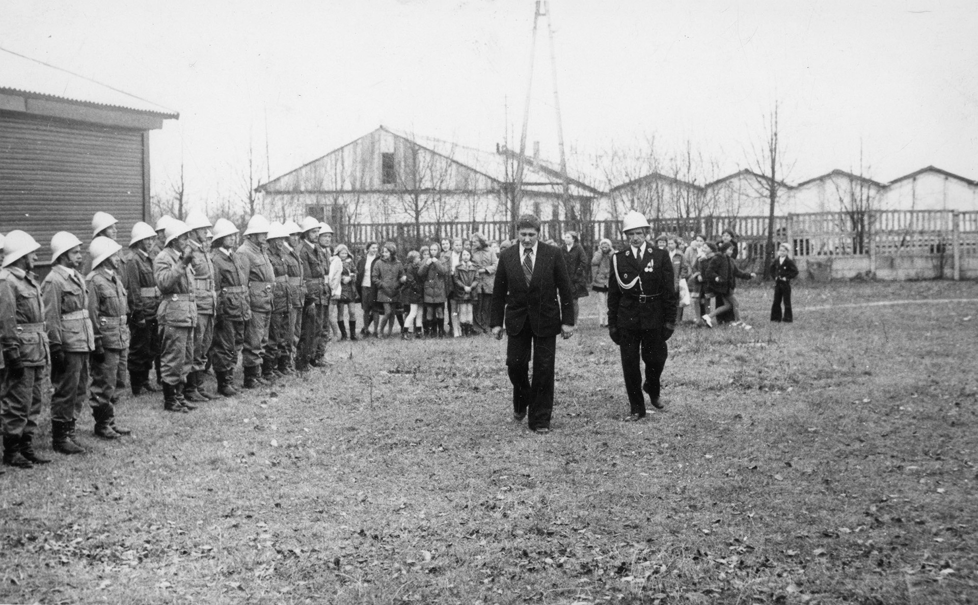 1976.11.07 | 50-lecie OSP w Rafałówce - Waldemar Gołębiewski - sekretarz gminny PZPR w asyście strażaka Edwarda Samsonowicza | z arch. Elżbiety Samsonowicz-Łęczyckiej
