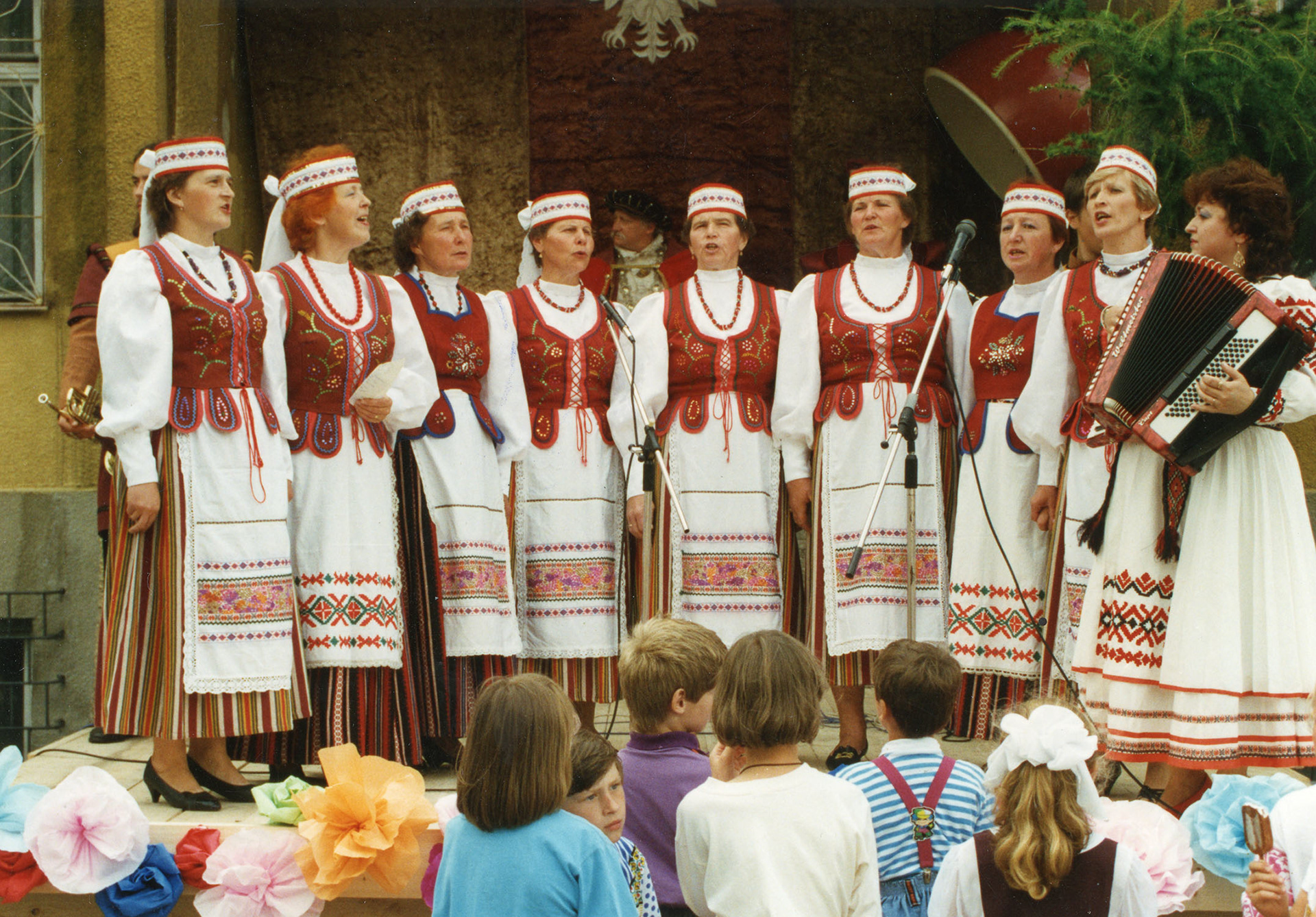 1996.08.15 | 443 Urodziny Zabłudowa - występ zespołu "Reczańka" - od lewej: Teresa Rogucka, Luba Gawryluk, Helena Leończuk, Eugenia Stepaniuk, Zinaida Sokołowska, Eugenia Karpowicz, Elżbieta Zalewska, Barbara Trusiuk, Ala Kamieńska | z arch. MOAK