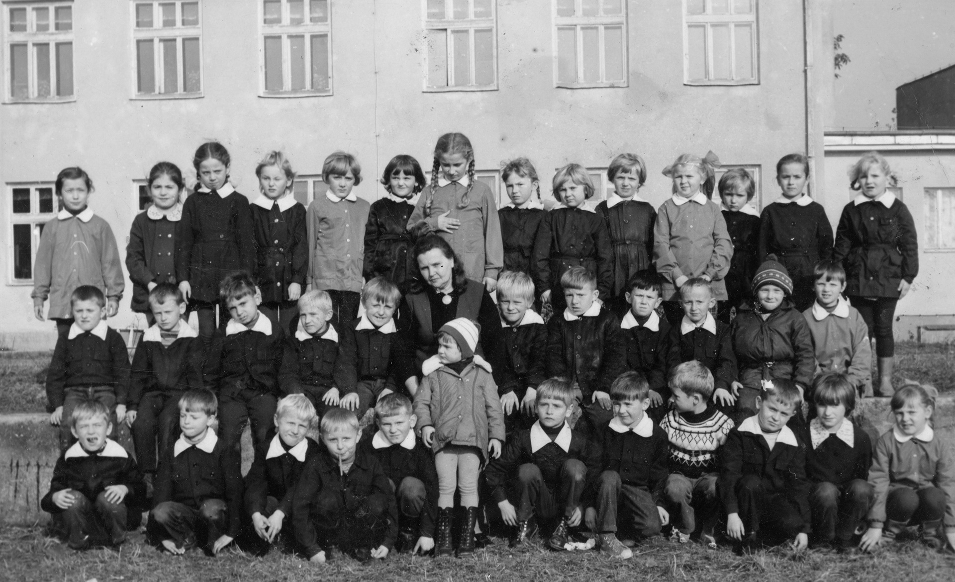 Lata 70. XX wieku (II poł.) | Klasa na tle Szkoły Podstawowej w Zabłudowie - na zdjęciu m.in. Adam Tomanek, Andrzej Samsonowicz | z arch. Ireny Samsonowicz