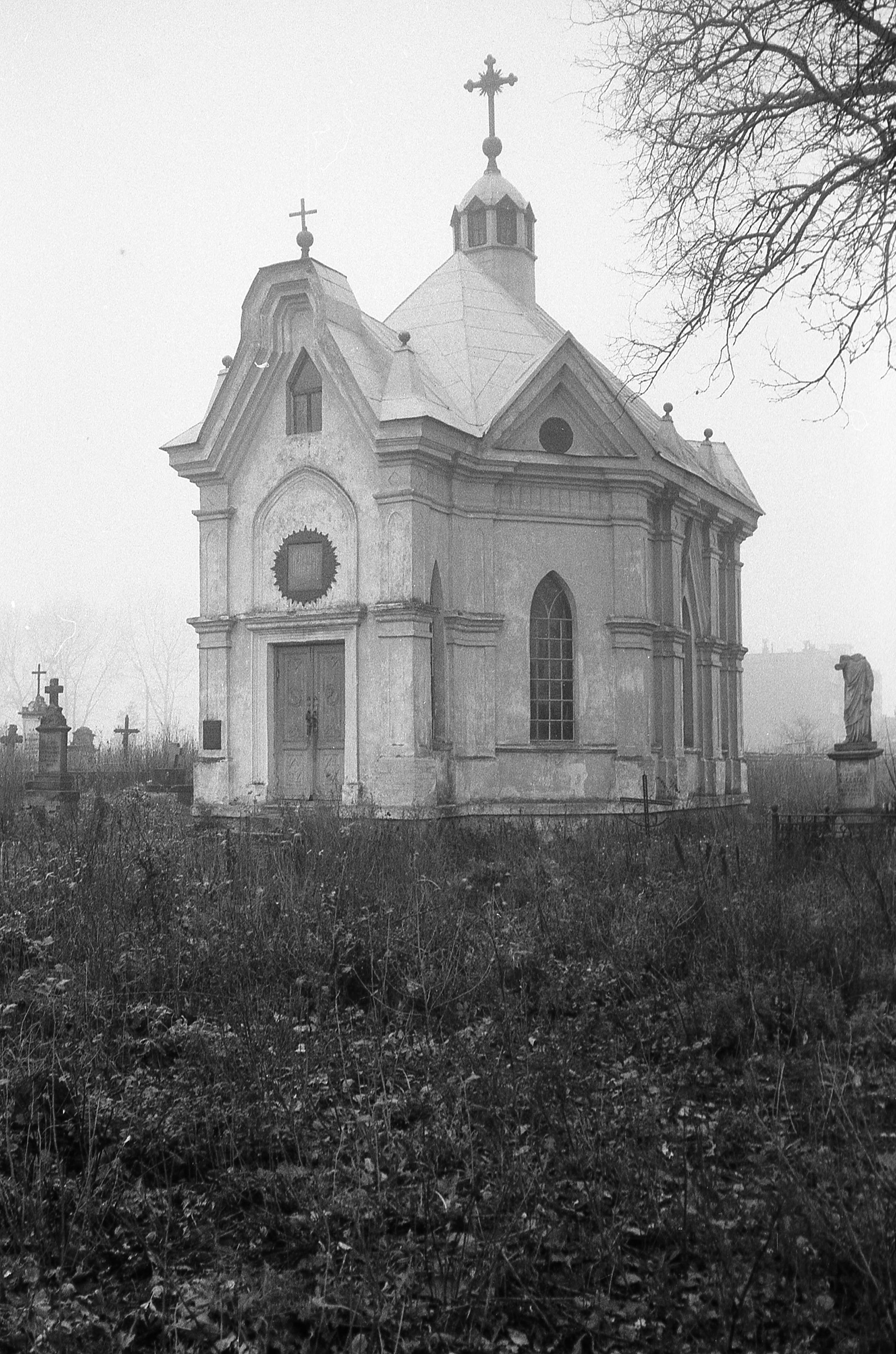 Lata 80. XX wieku | Kaplica św. Rocha z widokiem na zabytkowy cmentarz | z arch. MOAK