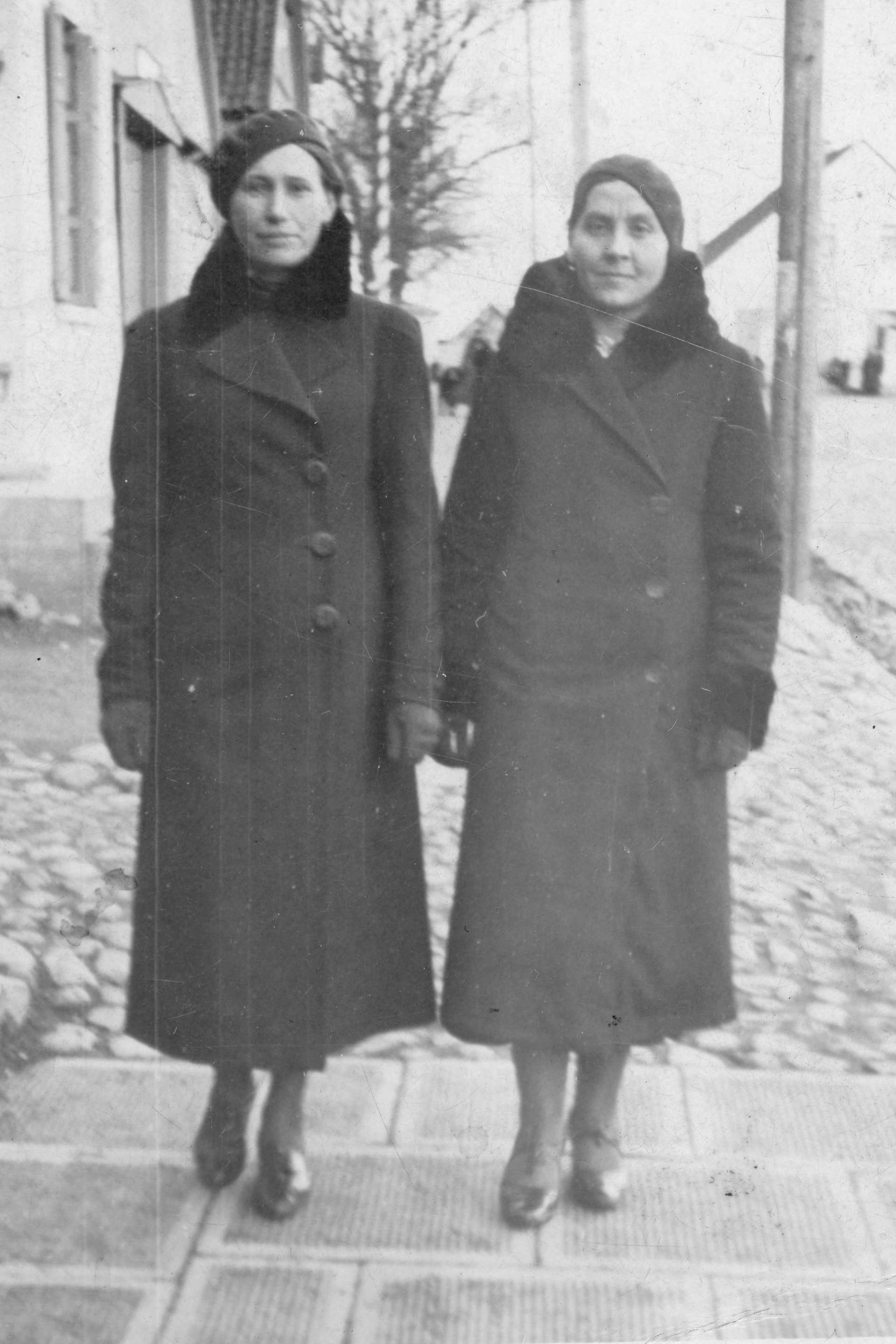 Lata 30. XX wieku (II. poł.) | Od lewej Maria Michalis (szanowana zabłudowska krawcowa) i Felicja Powichrowska - ul. Białostocka, okolice ul. Rynek - widok drogi w stronę kościoła | z arch. Stanisławy i Stefana Sacharewiczów