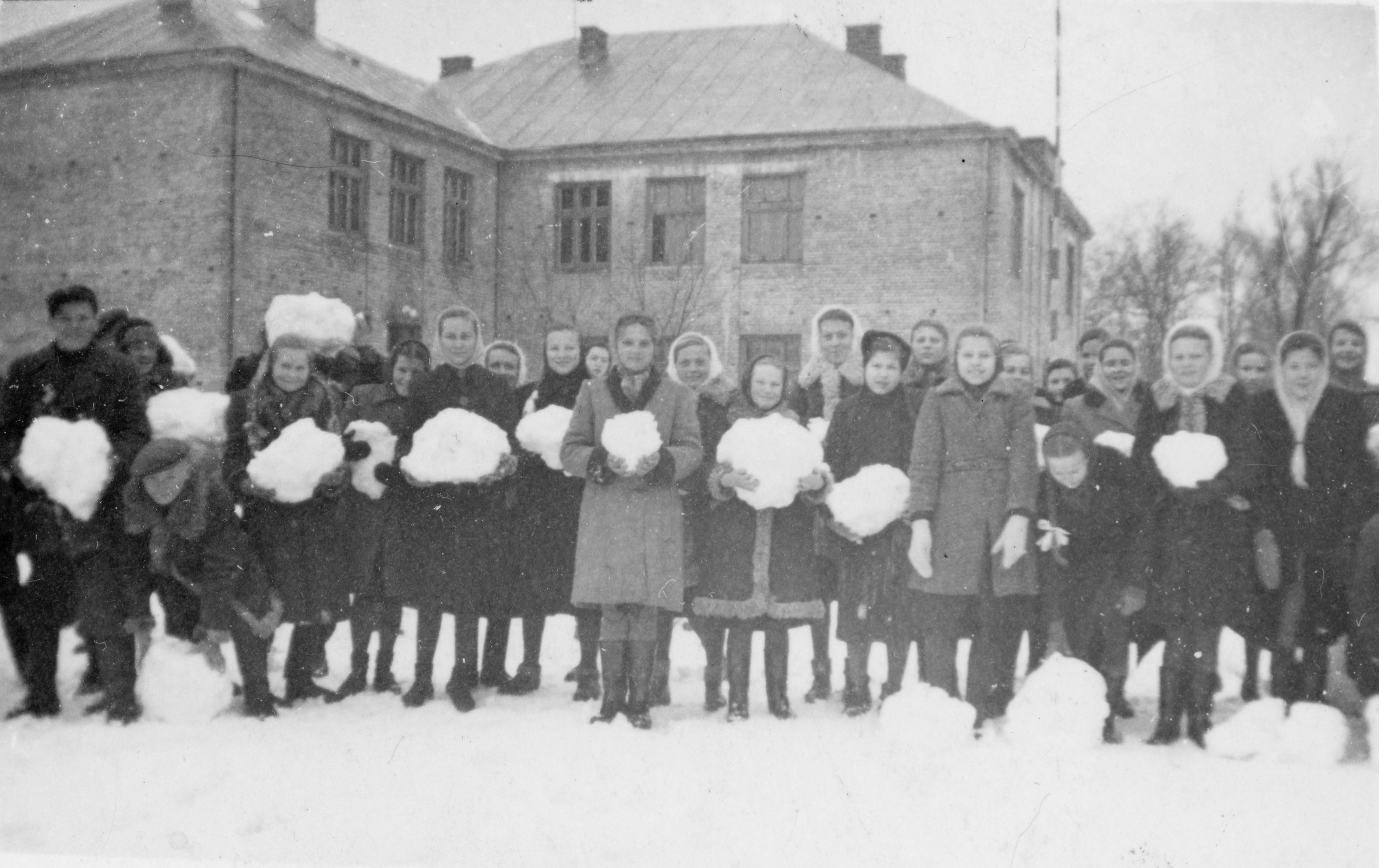 Lata 50. XX wieku | Uczniowie klasy VII z kulami śnieżnymi przed budynkiem Szkoły Podstawowej w Zabłudowie | z arch. Marcina Ciuchnieckiego