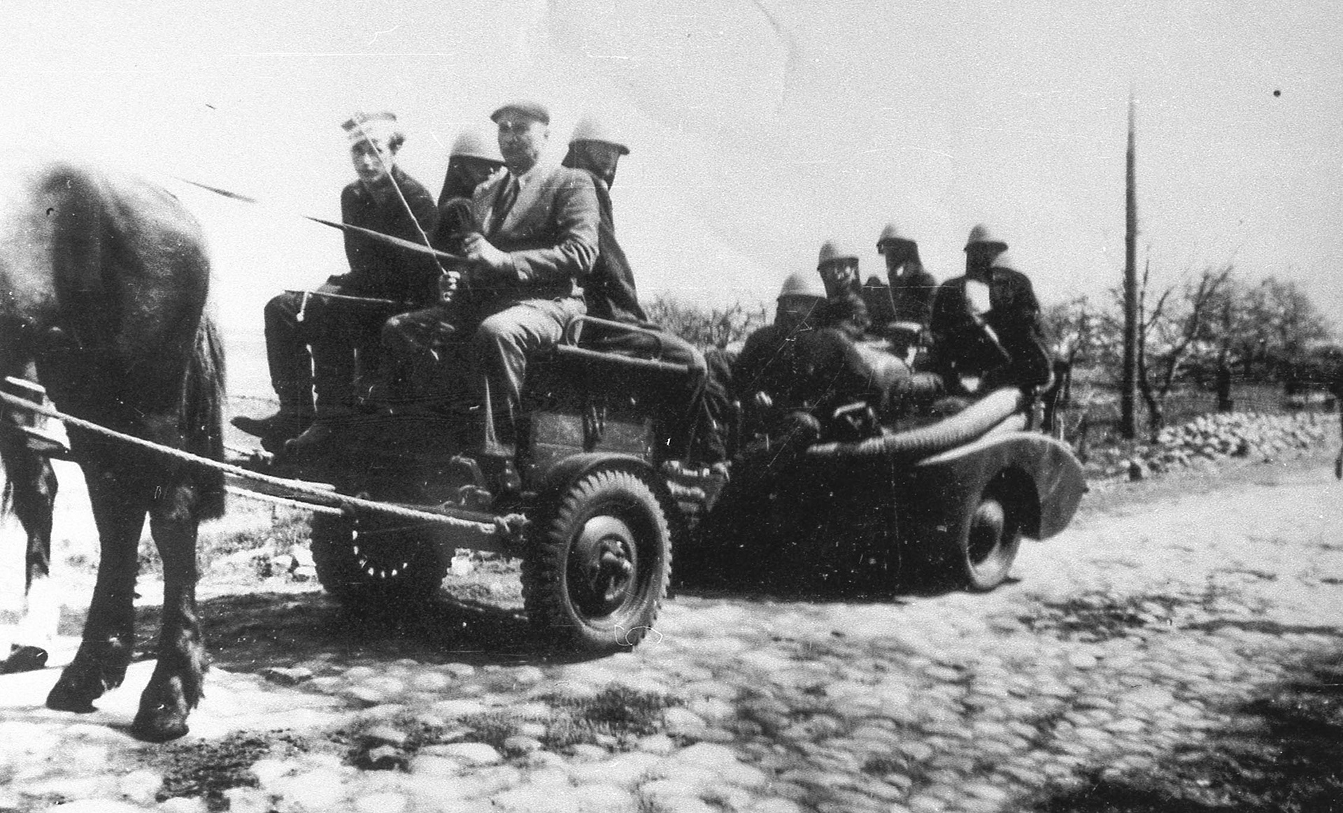 1947 | Drużyna OSP w drodze do pożaru | z arch. MOAK