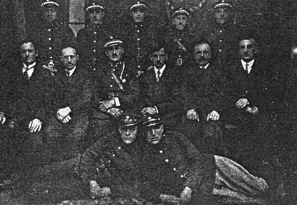 1927 | Zabłudów, pow. białostocki. Członkowie Zarządu i Rady Sztabowej | fot. z publikacji Pochodnia - Album Strażactwa Województwa Białostockiego pod red. Franciszka Sobczyka (maj 1927 r. - Wydawnictwo Związku Straży Pożarnych Województwa Białostockiego)