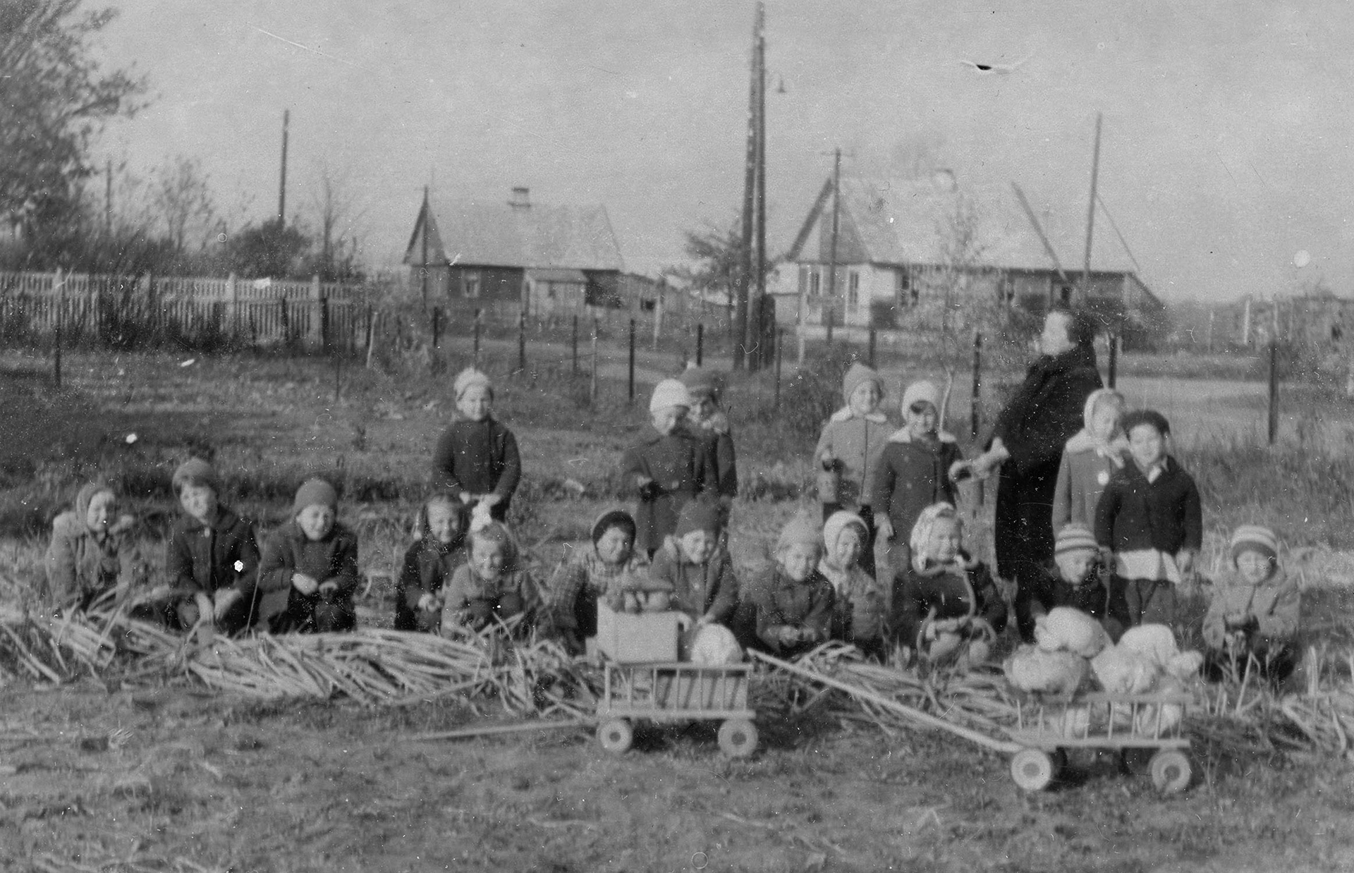 1962.10.16 | Prace w ogródku przy ul. Adama Mickiewicza | z arch. Zespołu Szkolno-Przedszkolnego w Zabłudowie