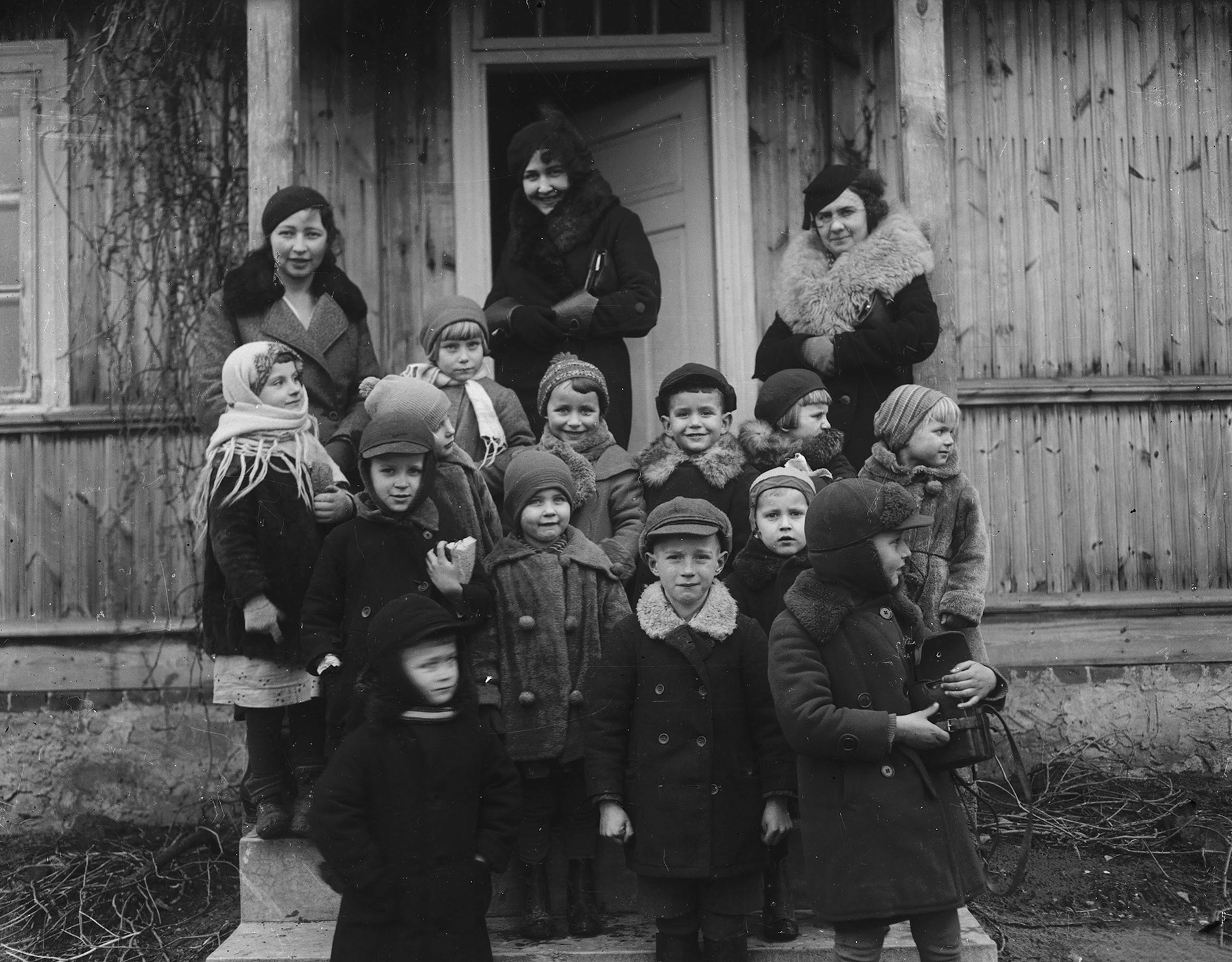 Lata 30. XX wieku (II poł.) | Od lewej Leokadia Glinka z d. Lewkowicz - jedna z założycielek przedszkola w Zabłudowie | z arch. Teresy Grzeszak