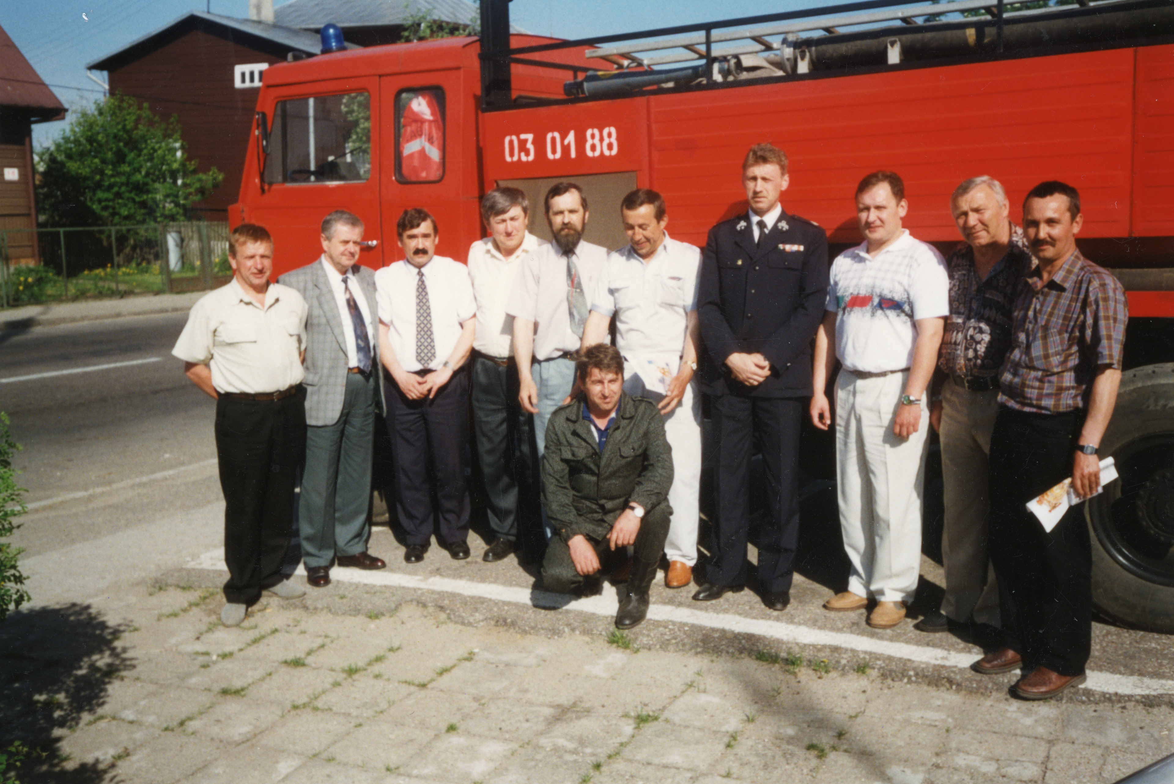 1997 | Goście z Grodna odwiedzają zabłudowskie OSP - od lewej: Bazyli Gabrylewski, x, Jan Małaszkiewicz, x, Mieczysław Ładny, Jan Borowski, x, Romuald Wiszniewski, x, Jerzy Dudziński, x | z arch. MOAK