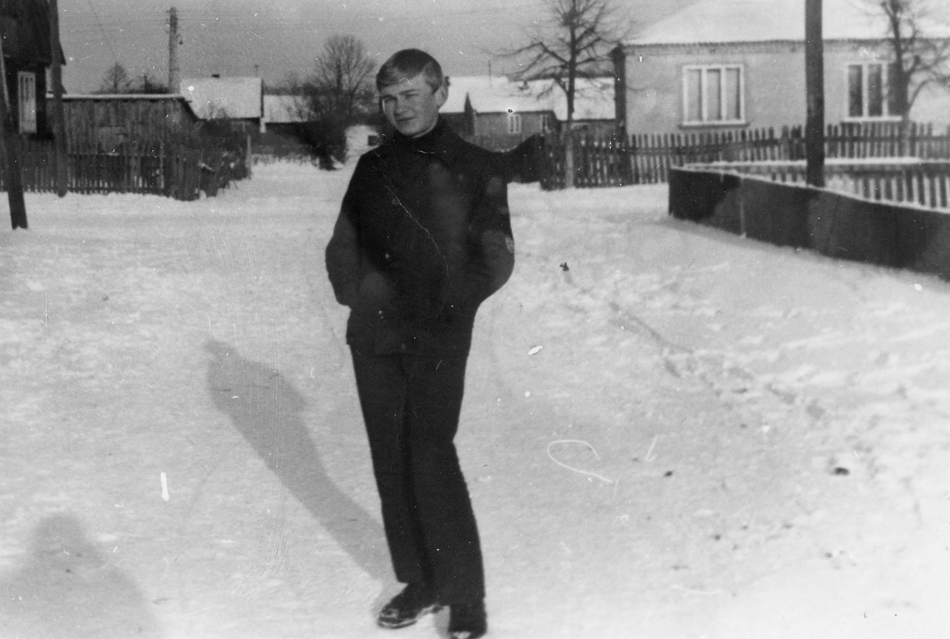 ok. 1968 | Tadeusz Stelmach w zimowej aurze Zabłudowa na ul. Szkolnej | z arch. Tadeusza Stelmacha