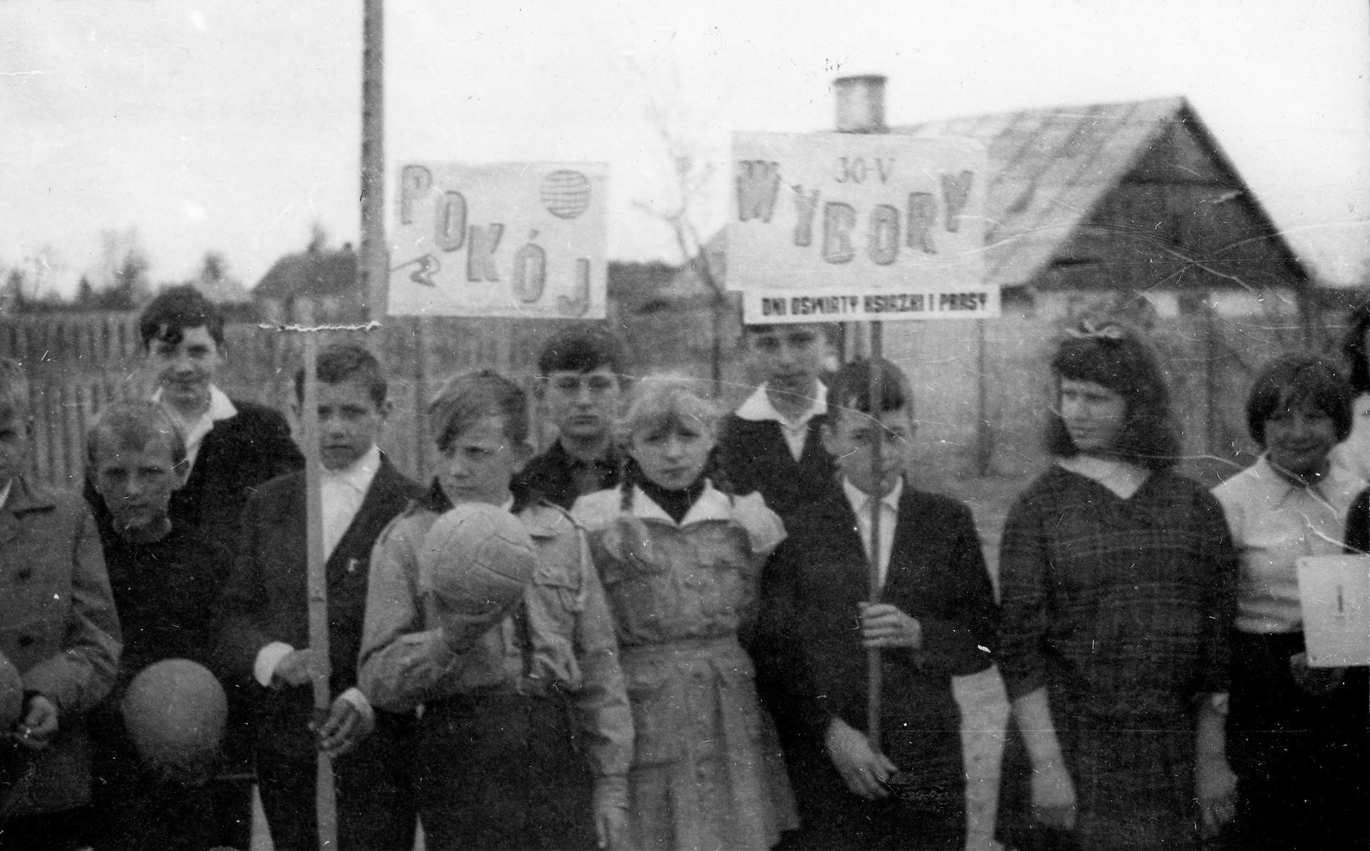 1965.05.30  |  Wybory do Sejmu PRL i Rad Narodowych - uczniowie szkoły z transparentami  |  z arch. Zespołu Szkolno-Przedszkolnego w Zabłudowie
