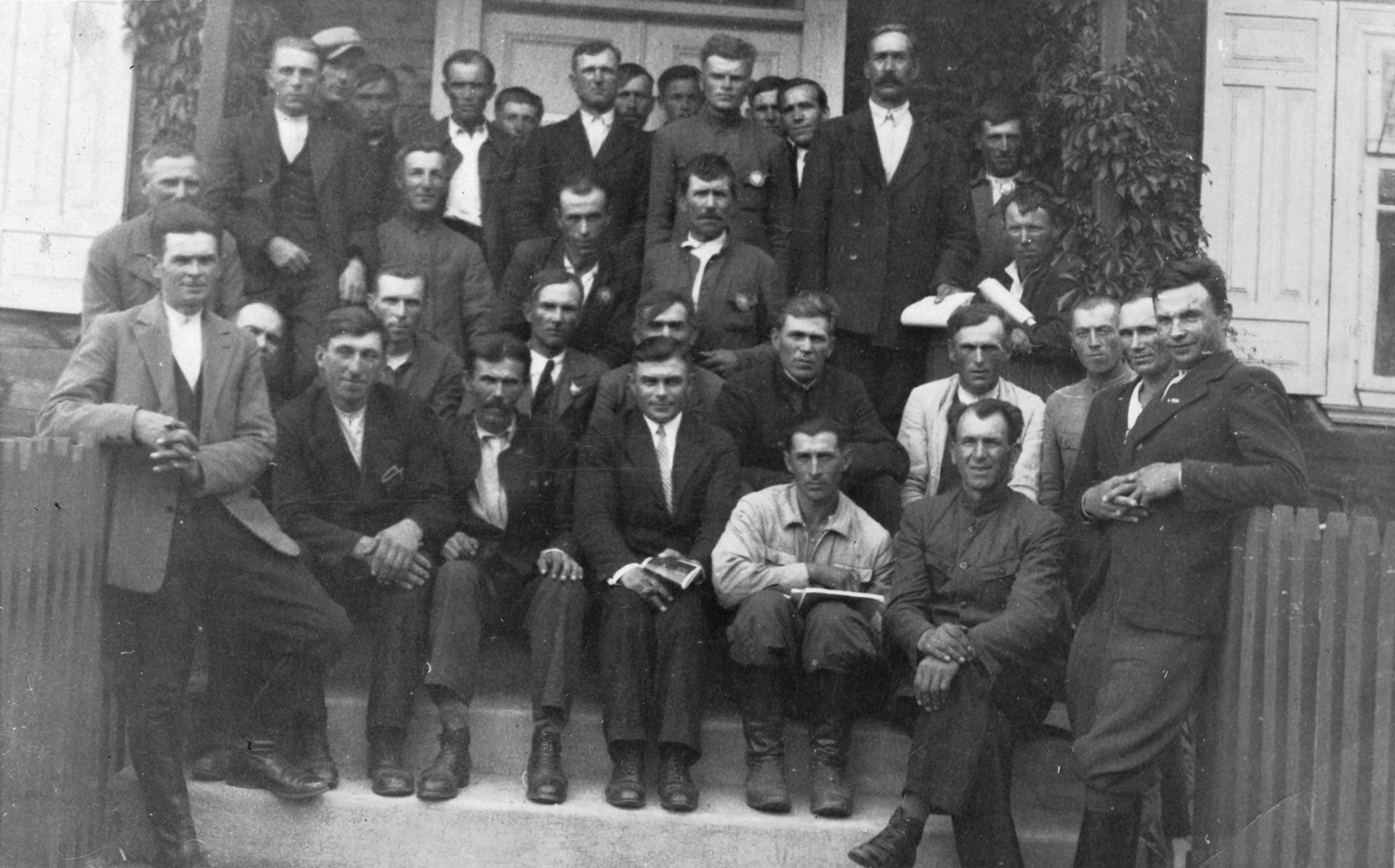 1925 ok. | Zebranie sołtysów wsi - drugi od prawej u góry wójt Zabłudowa w latach 1919-1927 - Adam Chilecki | z arch. ks. dr Adama Szota