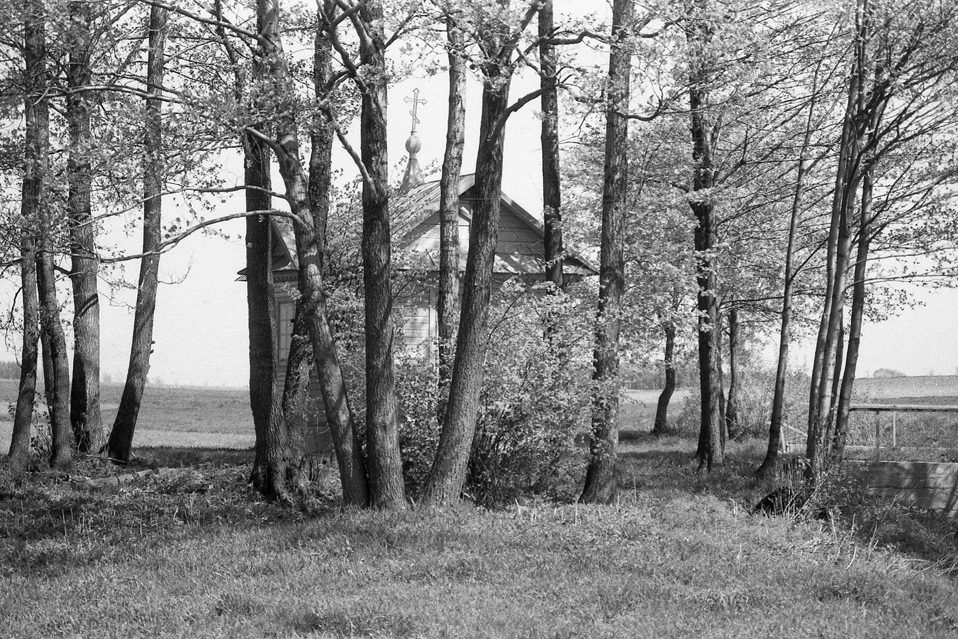 Lata 90. XX wieku | Kapliczka w uroczysku Petraszki | z arch. MOAK