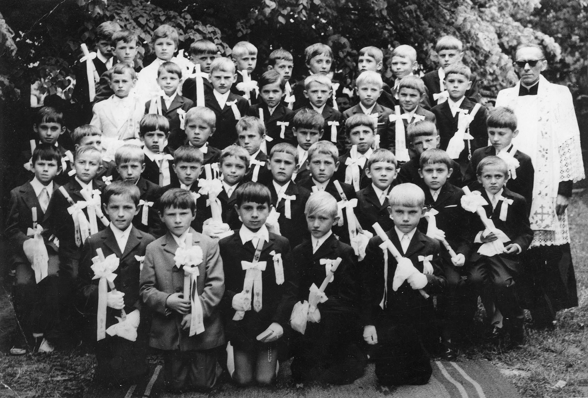 1974.06 | Pierwsza Komunia Święta w Zabłudowie - w drugim rzędzie od dołu 1. od lewej Adam Tomanek, 8. Andrzej Samsonowicz - po prawej ks. Bronisław Poźniak | z arch. Ireny Samsonowicz