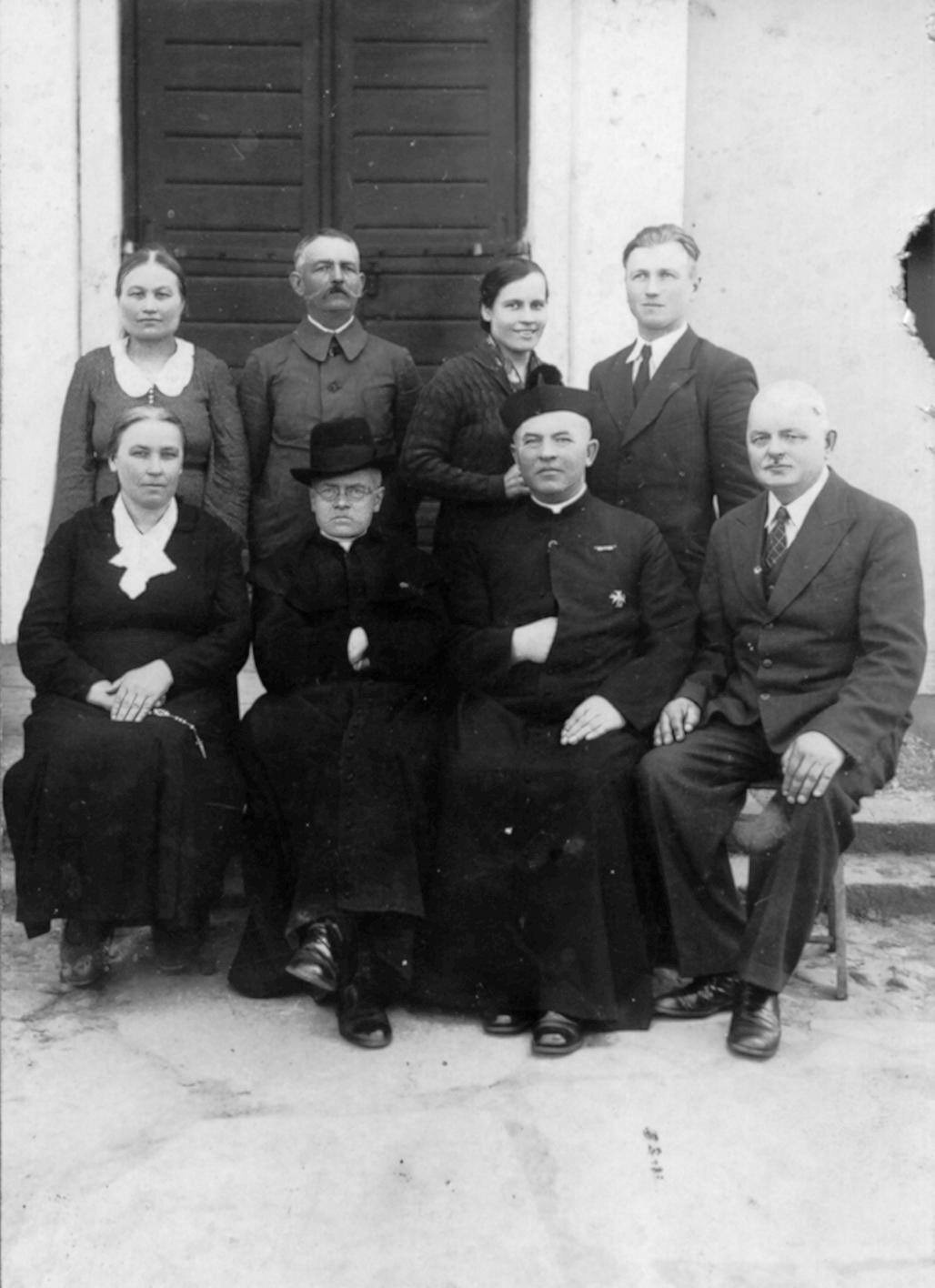 ok. 1939 | ks. emeryt Aleksander Paulin Giedrojć i ks. Adam Ostrowski (proboszcz w Zabłudowie w latach 1938-1940) wśród działaczy Akcji Katolickiej - u góry 2. od lewej Michał Szyłkiewicz, 1. od prawej u dołu Józef Szyłkiewicz | z arch. ks. dr Adama Szota