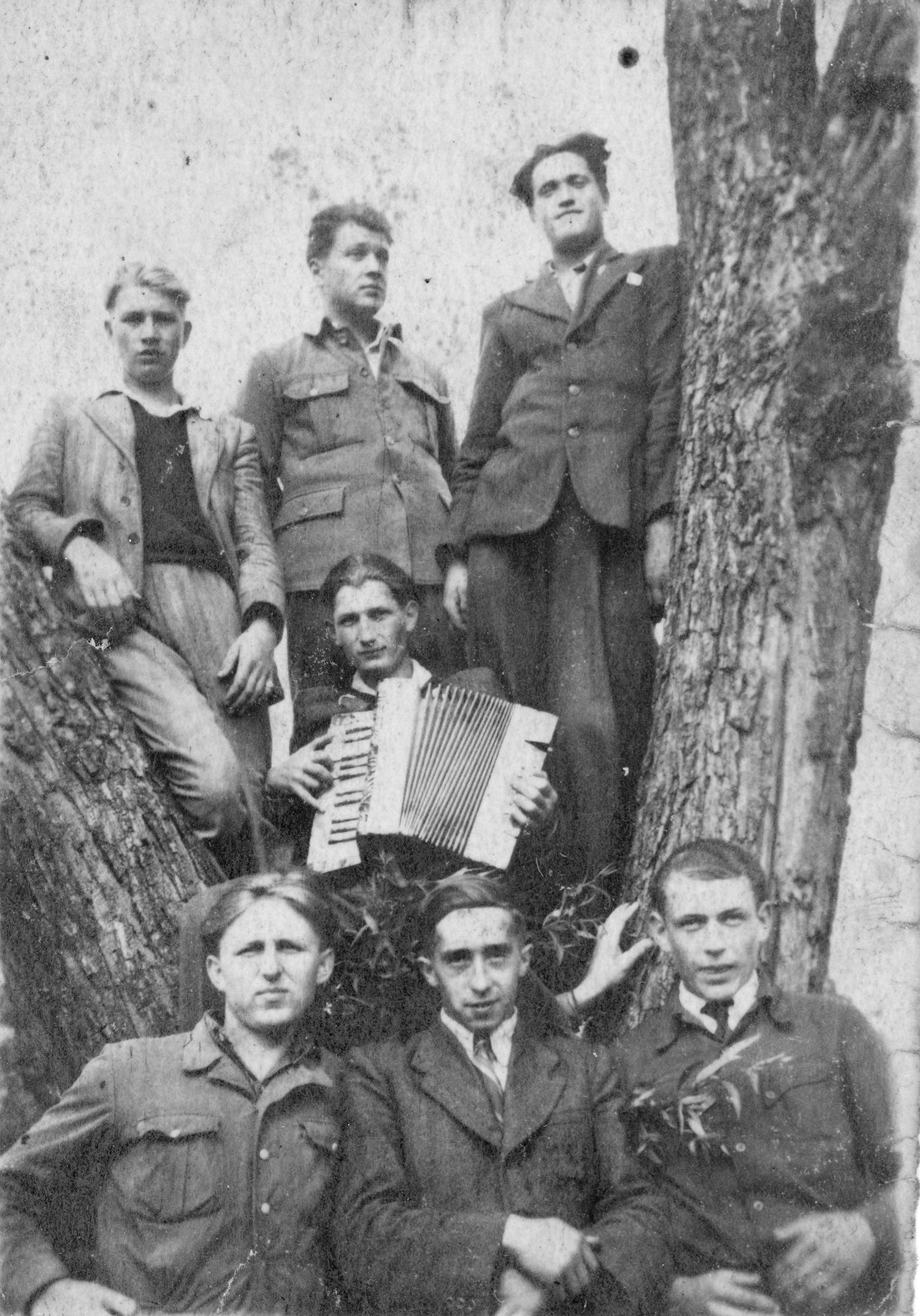 Lata 50. XX wieku | Zabłudowianie - 3. od lewej u góry Roman Aleksiuk, w środku z harmonią Edward Kuczyński, 3. od lewej u dołu Antoni Samsonowicz | z arch. Ireny Samsonowicz