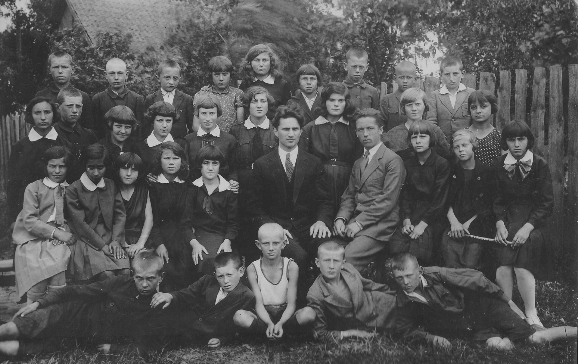 ok. 1935 | Nauczyciele z wychowankami - od lewej: Roman Glinka - kierownik szkoły i Jan Henzel - późniejszy kierownik szkoły | z arch. Teresy Grzeszak