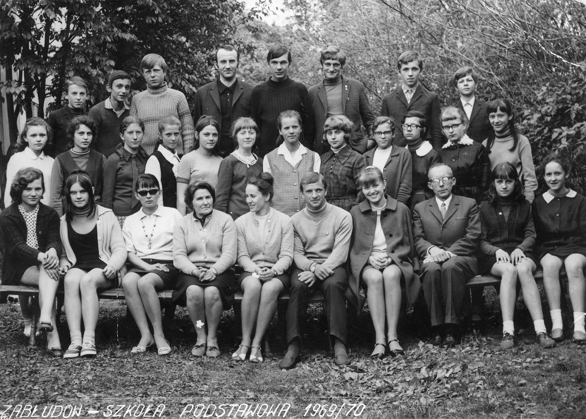 1970.06.04 | Klasa VIII B Szkoły Podstawowej w Zabłudowie - górny rząd od lewej: Krzysztof Obukowicz, Andrzej Małaszewicz, Marek Harasimczuk, Lech Niemiec, Stanisław Okułowicz, Władysław Iwanowicz, Romuald Mojsak, Marian Franciszkiewicz / środkowy rząd od lewej: Alicja Maksymowicz, Irena Matjaszuk, Alina Kuklińska, Lena Snarska, x, Krystyna Kulesza, Celina Iwanowicz, x, Dioniza Radwańska, Stanisława Godlewska, Elżbieta Sacharewicz, Alicja Matysewicz / dolny rząd od lewej: Teresa Wiercińska z d. Ciuchniecka, Danuta Klimaszewska, ... Zajkowska, Waleria Szyłkiewicz, Jolanta Wróblewska, Bazyli Gabrylewski, x, Czesław Nurczewski, Romualda Samsonowicz, Grażyna Zajkowska | z arch. Teresy Wiercińskiej