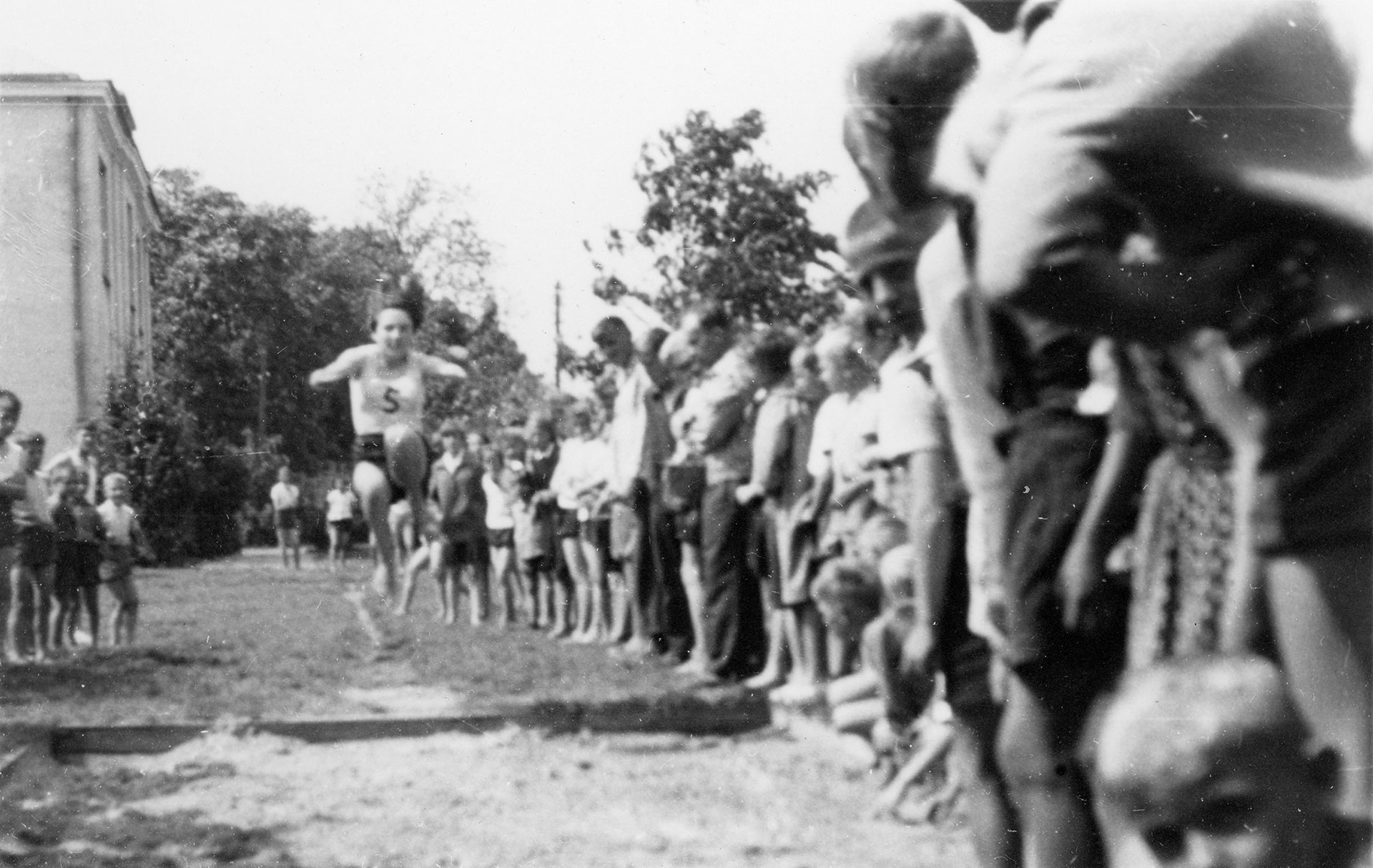 1961.05.30 | Turniej lekkoatletyczny Zwierki-Zabłudów-Dobrzyniówka - tak skacze Niepłoch Zinaida (4,12 m) | z arch. Zespołu Szkolno-Przedszkolnego w Zabłudowie