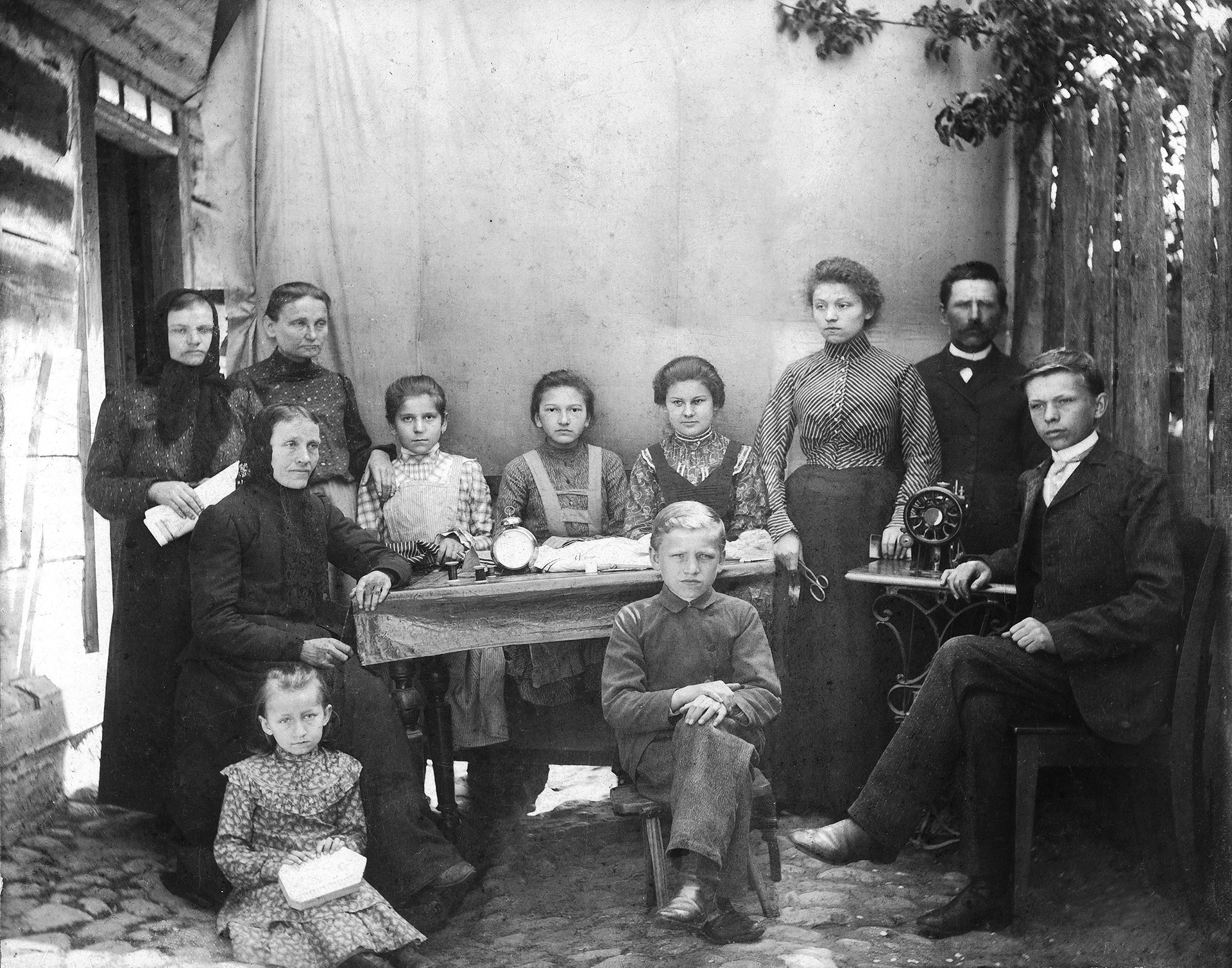 ok. 1910 | Portret rodzinny - Zabłudów - siedzi 1. z lewej Anna Bykowska z d. Bajdowicz; stoi 1. z prawej z nożycami w ręku Zofia Maksimowicz z d. Bykowska (matka Antoniego Maksimowicza); stoi w rogu za Zofią jej ojciec Jan Bykowski - syn Osipa; siedzi na podłodze Apolonia Wróblewska z d. Bykowska - siostra Zofii; siedzi centralnie Wiktor Bykowski - brat Zofii; siedzi z prawej Stanisław Bykowski - drugi brat Zofii | fot. Zakład Artystycznych Portretów I. Held (Jabłonna k/Warszawy) - z arch. Tadeusza Maksimowicza
