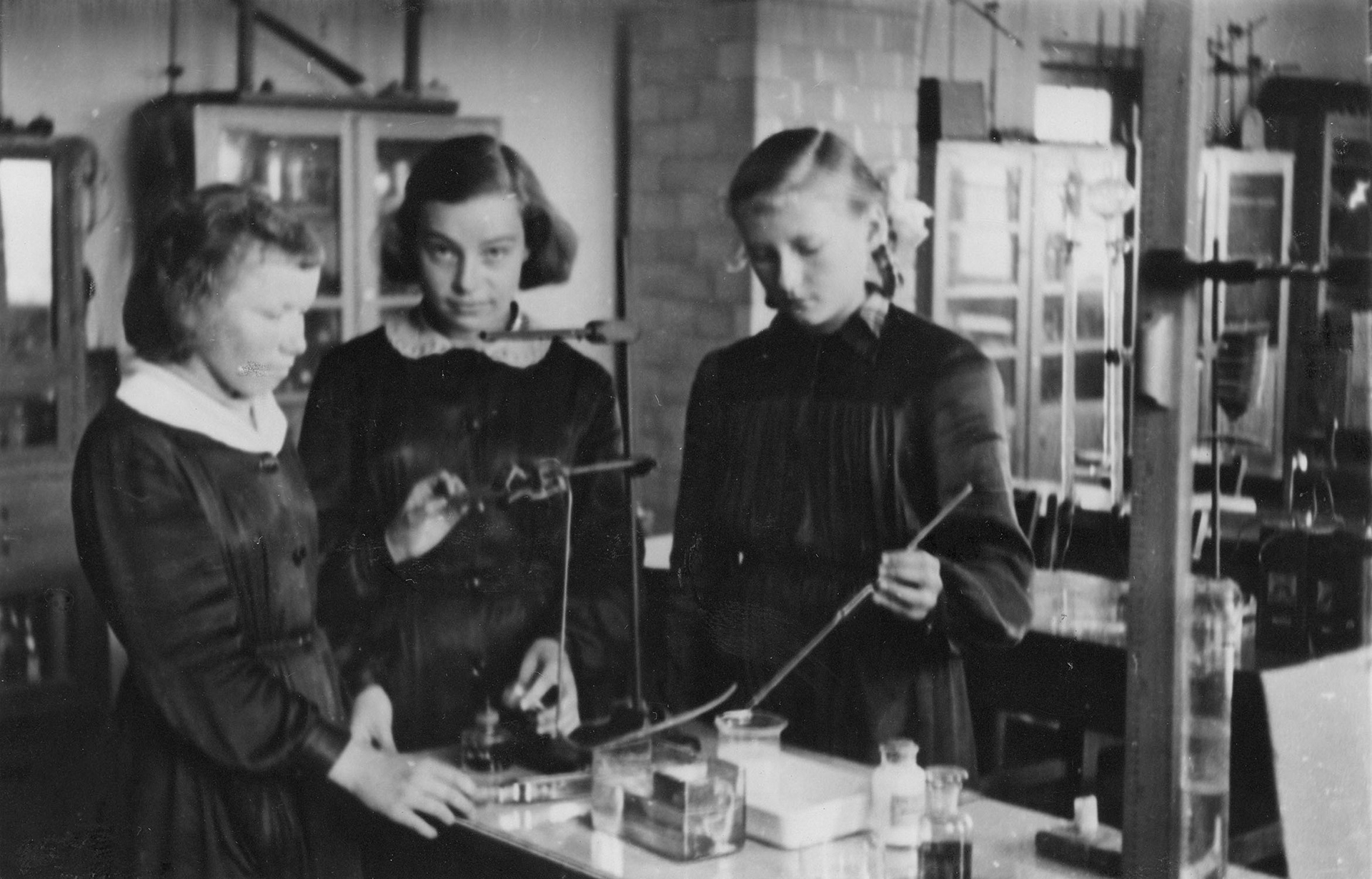1958 ok. | Zajęcia z chemii - 1. od prawej Barbara Chrościcka z d. Okułowicz | z arch. Anny Kazberuk