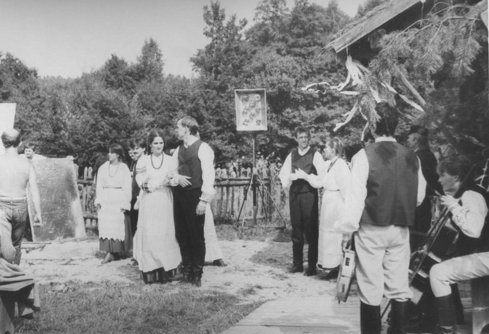 1985  |  Plan zdjęciowy filmu "Nad Niemnem" w reż. Zbigniewa Kuźmickiego - wieś Koźliki k/Zabłudowa - Zespół Pieśni i Tańca "Kurpie Zielone"  |  z arch. Podlaskiego Instytutu Kultury