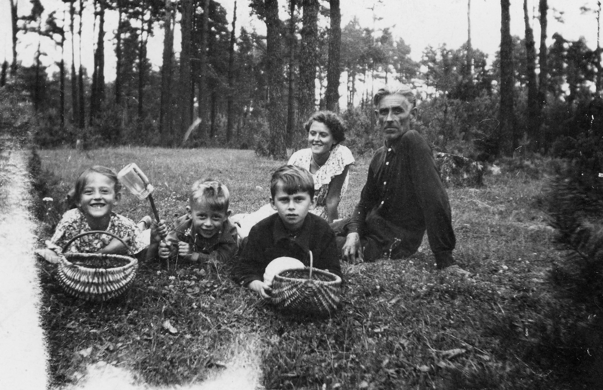 1953.07.14 | Stanisława Sacharewicz z d. Powichrowska z ojcem Leonem Powichrowskim, dzieci od lewej: Zofia Babińska z d. Powichrowska, Cezary Nurczewski, Marian Nurczewski | z arch. Stanisławy i Stefana Sacharewiczów