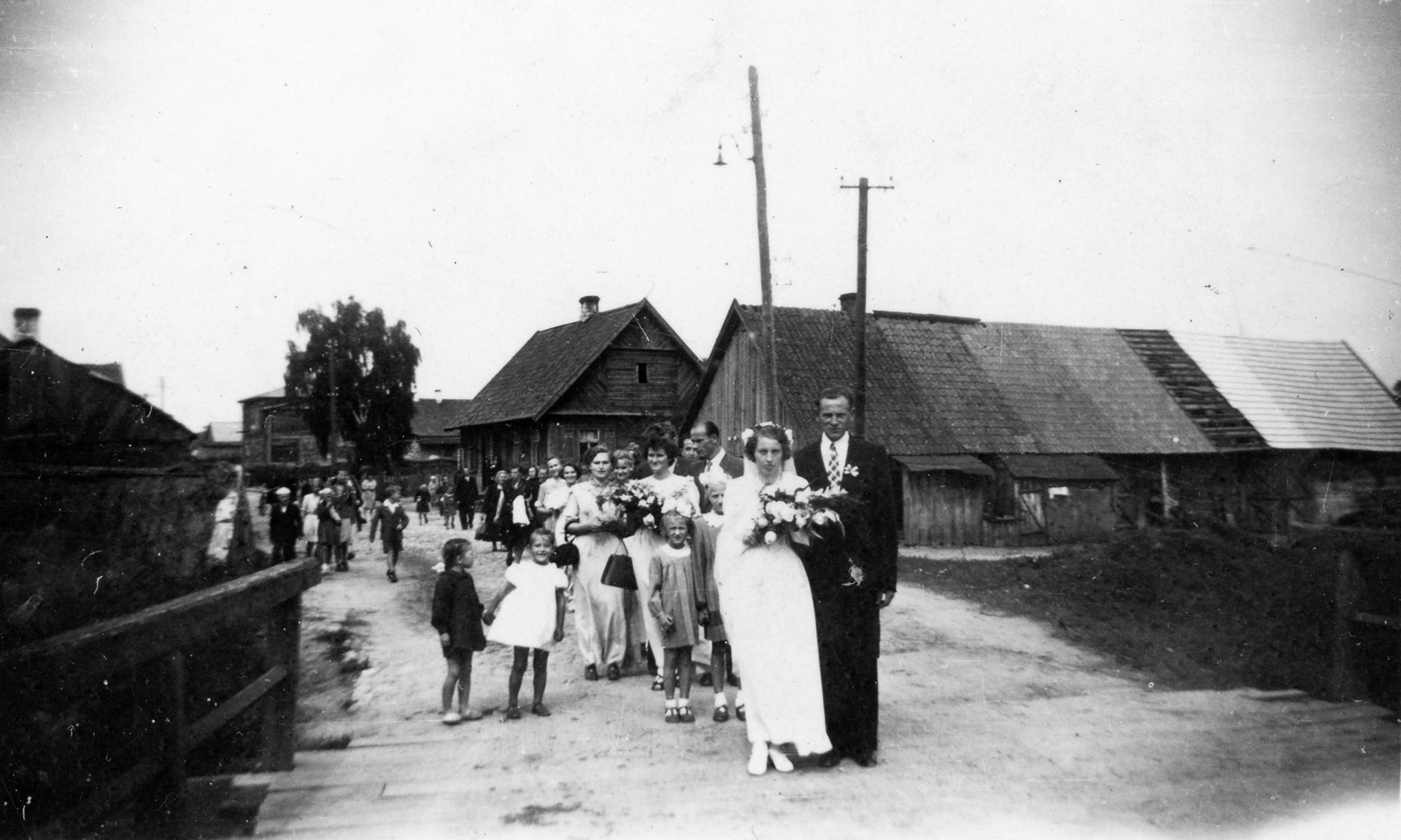 1955 | Ślub Reginy Maliszewskiej i Kazimierza Szumskiego - w drodze do domu - Zabłudów, ul. Adama Mickiewicza | z arch. Agaty Łysak