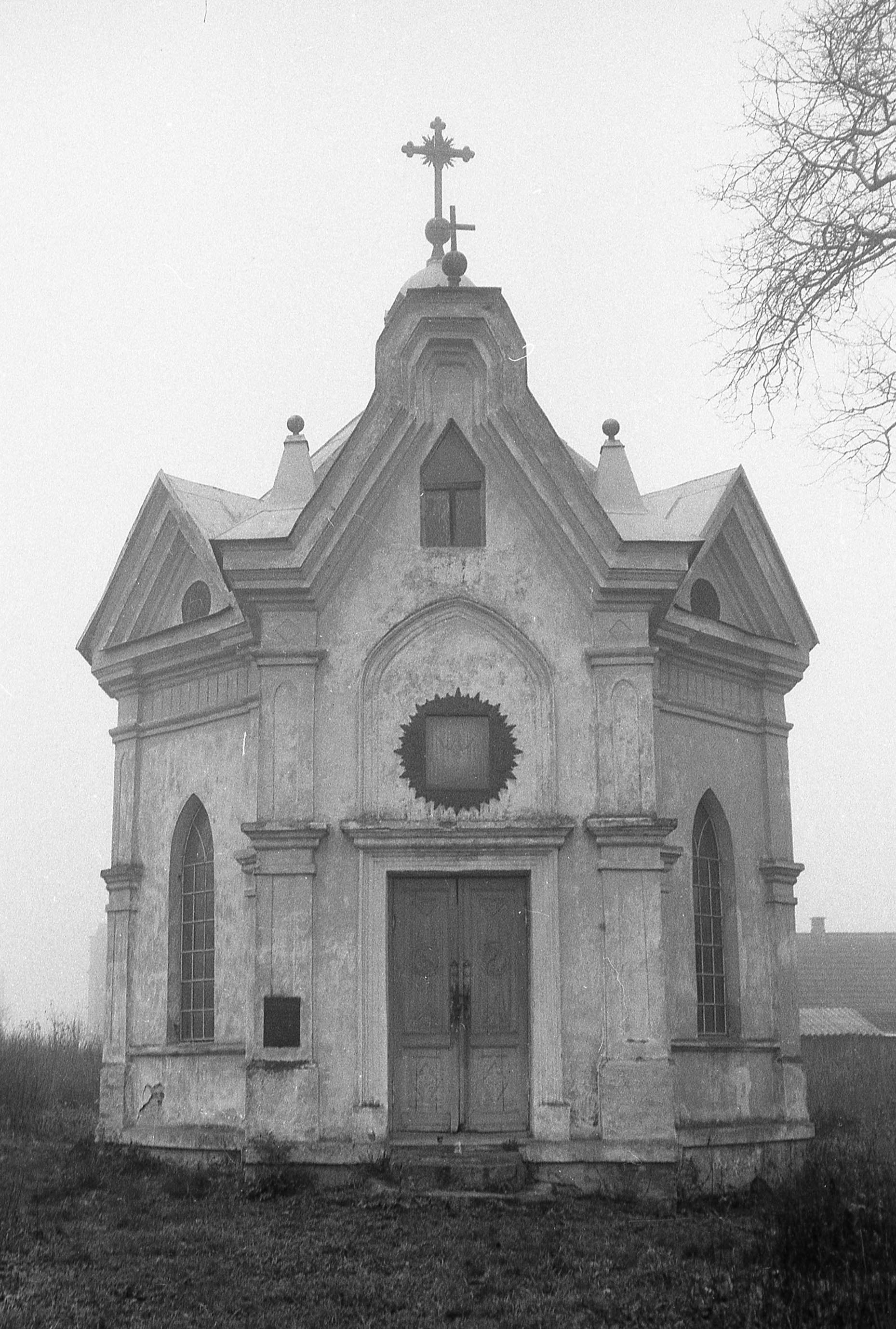 Lata 80. XX wieku | Front kaplicy św. Rocha ufundowanej przez mjr Kazimierza Ostaszewskiego w 1850 r. | z arch. MOAK