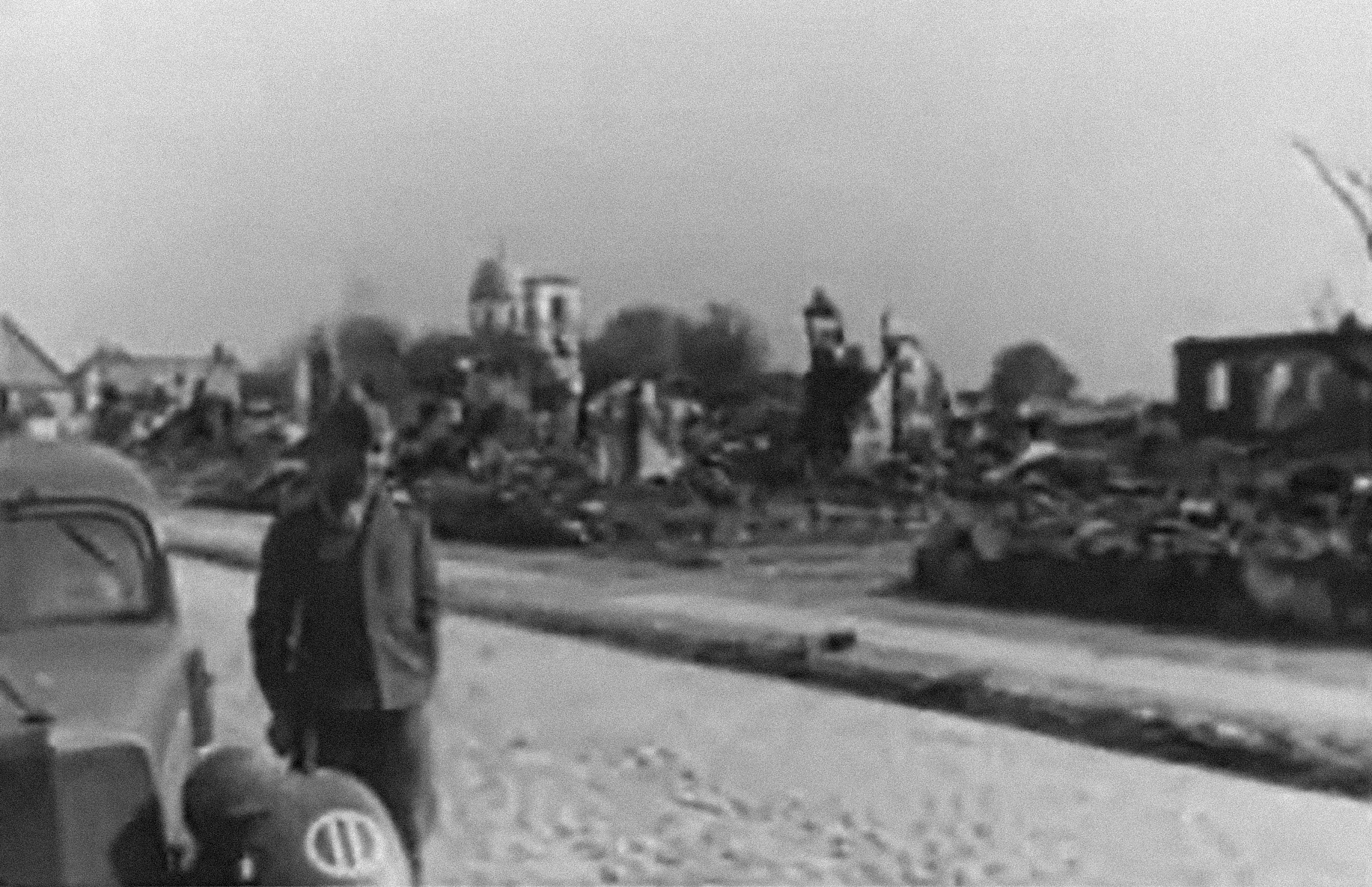 1941-1943 | Zabłudów, ul. Białostocka - widok w stronę Rynku Prezydenta Ignacego Mościckiego (ob. ul. Rynek) - w tle cerkiew pw. Zaśnięcia Najświętszej Marii Panny | z arch. n/n